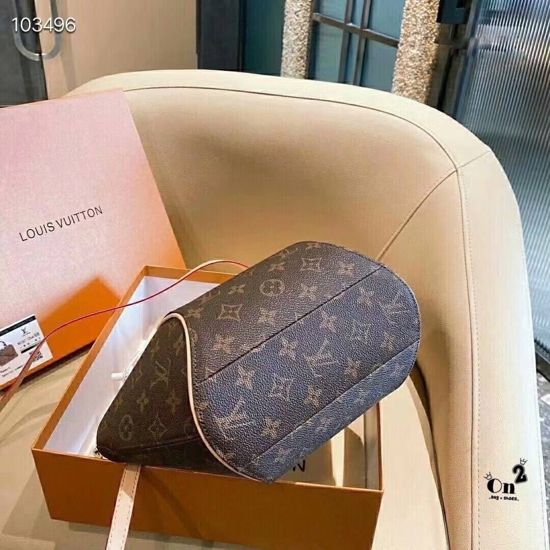 LV Ellipse PM Monogram Canvas Handbag กระเป๋าสะพายทรงหรูหรา มีสไตล์ รูปทรงโค้งแต่งขอบหนัง เป็นเอกลักษณ์ลงตัวสมบูรณ์แบบ ใบจริงสวยมากกกก ได้สวยก่อนใคร ต้องจัดแล้วจ้า พร้อมส่งที่นี่ ที่เดียว!! **พิเศษ แถมกระเป๋าสตางค์ใบเล็ก และตัวห้อยน้องหมา คุ้มสุดๆ เลยค่า