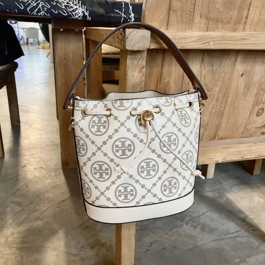 Medium : Tory Burch T Monogram Embossed Bucket Bag กระเป๋าถือหรือสะพายไหล่ ประดับด้วยลวดลายอันเป็นสัญลักษณ์ของแบรนด์ ถูกประดิษขึ้นด้วยความพิถีพิถันวัสดุหนังอย่างดี ด้านในบุด้วยหนังไมโครซูแอคเนื้อนุ่มทำความสะอาดง่าย กระเป๋าผ่าหลังด้านนอก1ช่อง ด้านใน 1ช่อง 