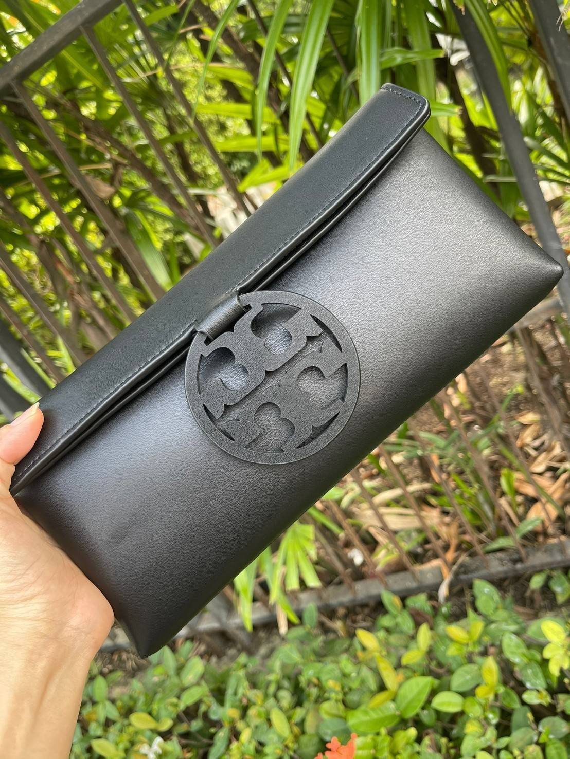 Tory burch Miller Metal clutch กระเป๋าคลัทช์ดีไซน์เรียบหรูออกแบบมาได้อย่างลงตัว ด้วยรูปทรงที่สวยงามและทันสมัย จากแบรนด์ Tory Burch ขนาดกำลังดี สามารถใส่กระเป๋าสตางค์หรือเครื่องสำอางค์ได้ตามขนาดกระเป๋า ในเรื่องของดีไซน์และLogo DoubleT เฉดเดียวกับสีของกระเป