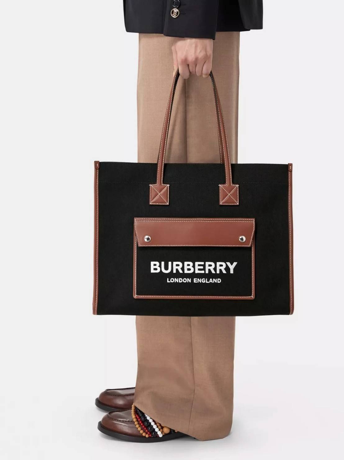 BURBERRY FRAGRANCES LARGE TOTE BAG วัสดุ Canvas & Leather ทรงเหลี่ยมมาในสี TwoTone ดีไซน์สวยอยู่ทรงสไตล์ Casual ด้านหน้ามีช่องใส่ของ ภายในโล่งกว้างและจุสุดๆสามารถใส่เอกสารA4 หนังสือ ของใช้ได้เยอะ น้ำหนักเบา อะไหล่แบรนด์สีทองหรู หูหิ้วหนังสะพายไหล่ได้ พร้อ