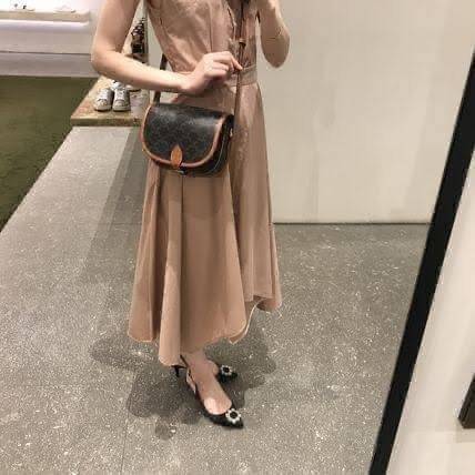 CELINE MEDIUM FOLCO BAG IN TRIOMPHE CANVAS หากใครที่กำลังมองหากระเป๋าสะพายข้าง ขนาดกะทัดรัด และเรียบหรู ต้องใบนี้เลยค่ะ เป็นกระเป๋าเปิดปิดแบบแบบฝาผับที่มีรูปทรงโค้งและที่ล็อกรูปทรงคล้ายเข็มขัด อีกทั้งยังสะท้อนความสวยสไตล์สาวปารีสได้อีกด้วย ด้านในของรุ่นนี