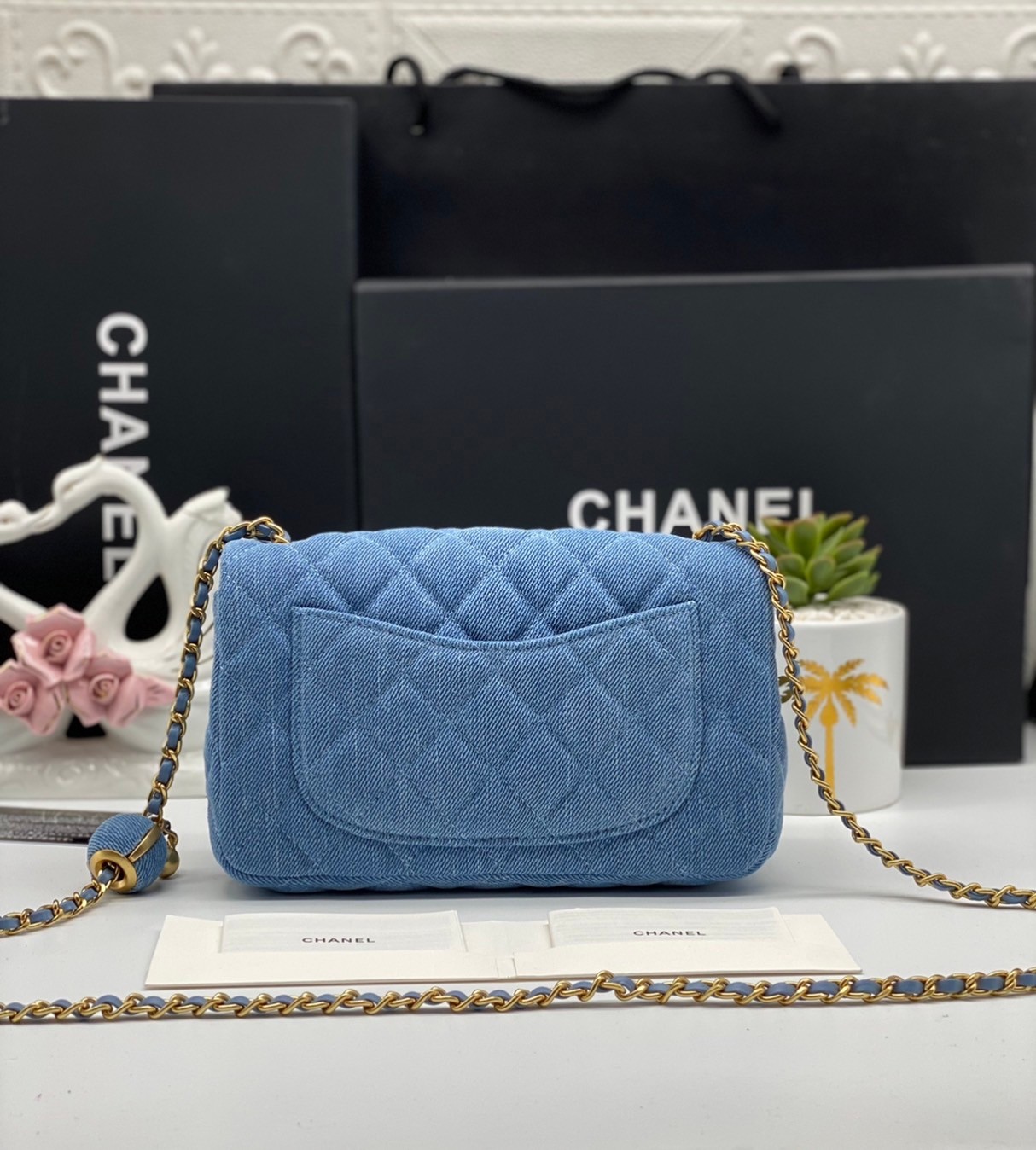 CHANEL Flap Bag Denim Pearl Gold Hardware 20cm พร้อมส่งที่ไทย วัสดุผ้าเดนิมสีน้ำเงินแท้ พร้อมฮาร์ดแวร์โทนสีทองโบราณ และมีฝาปิดด้านหน้าปิดแบบเทิร์นล็อค CC ซิกเนเจอร์ของแบรนด์ ภาพสินค้าถ่ายจากงานขายจริง ใช้งานต่างประเทศได้