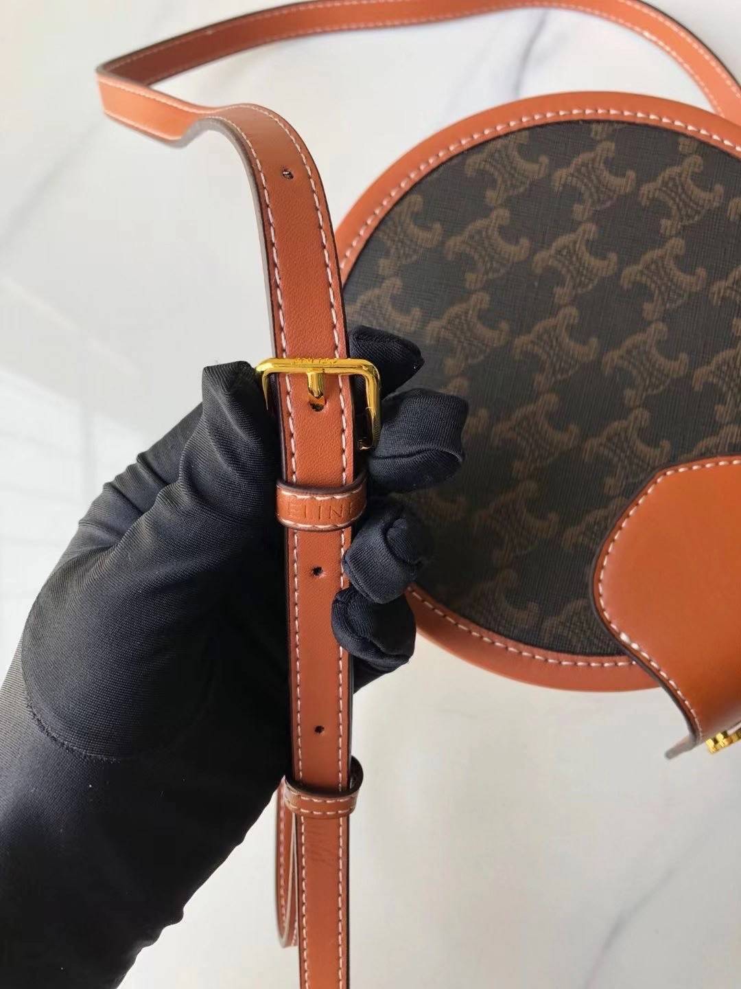 CELINE MEDIUM TAMBOUR IN SMOOTH CALFSKIN BAG กระเป๋าทรงกลมสวยหรูอยู่ทรงเปิดปิดด้วยฝาปิดกระดุมโลโก้แบรนด์ ภายในโล่ง