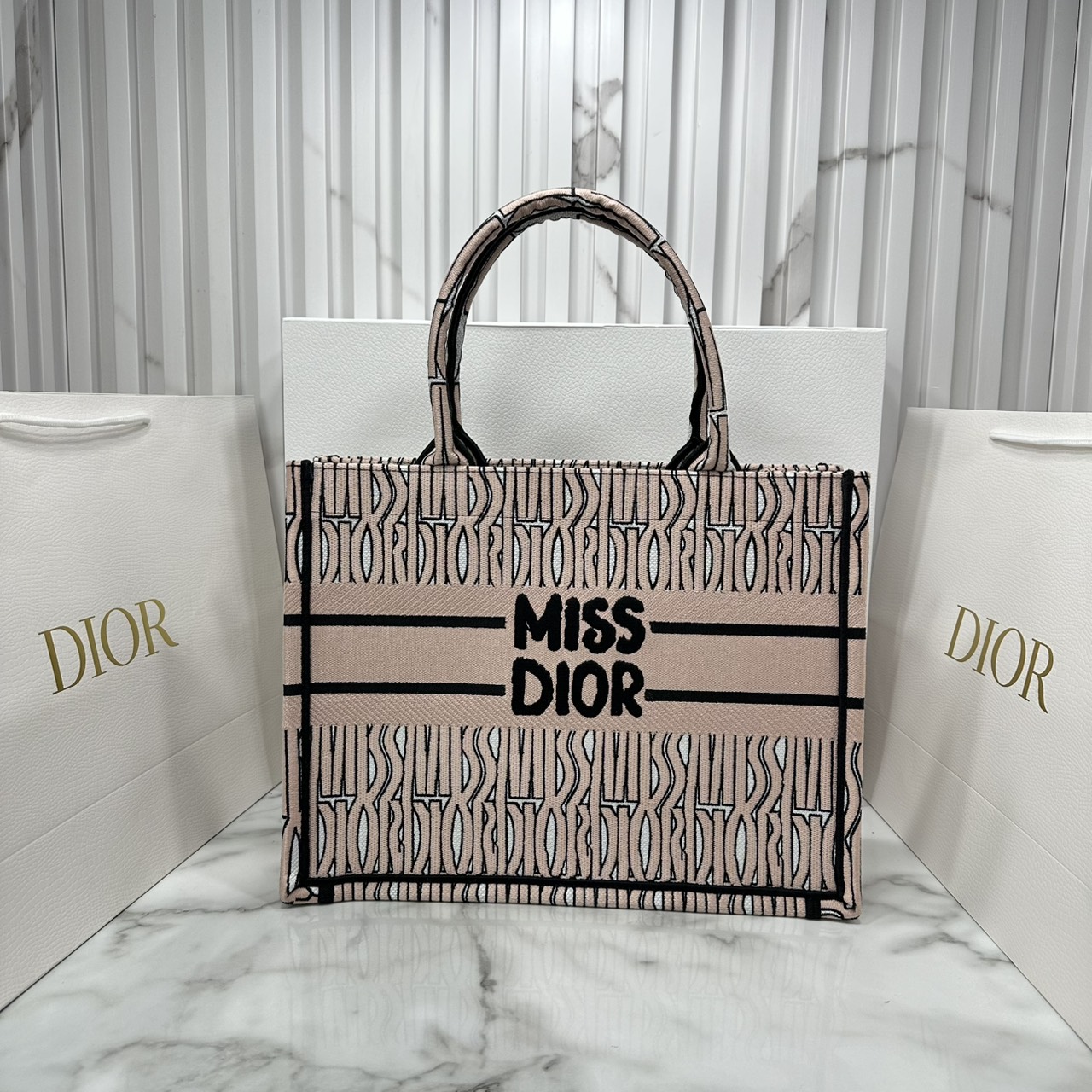 ORI หนังแท้ | Dior Miss Dior Allover Book Tote Handbag 14" กระเป๋าทรงโท้ทคอลใหม่ ดีไซน์ลวดลายกราฟฟิกสวยงามและหรูหราโดดเด่นไม่เหมือนใคร