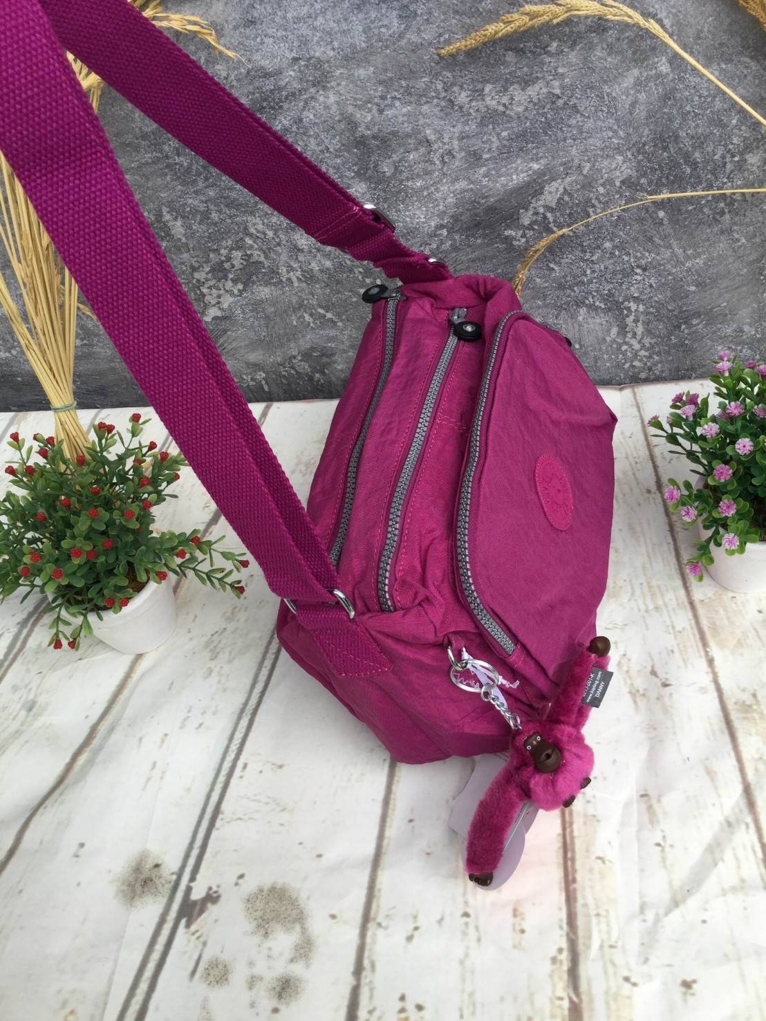 🎄กระเป๋าสะพาย KIPLING รุ่น Reth วัสดุไนล่อนคุณภาพดี มาพร้อมดีไซน์ทันสมัย และสามารถใช้งานได้อย่างดี เข้ากับทุกการแต่งตัว โดดเด่นด้วยพื้นที่ภายในและช่องต่างๆ ที่ให้คุณจัดเก็บของสำคัญได้ครบถ้วน ไม่ว่าจะเป็นมือถือ ปากกา หรือไอเท็มจำเป็นของคุณ สายสามาร