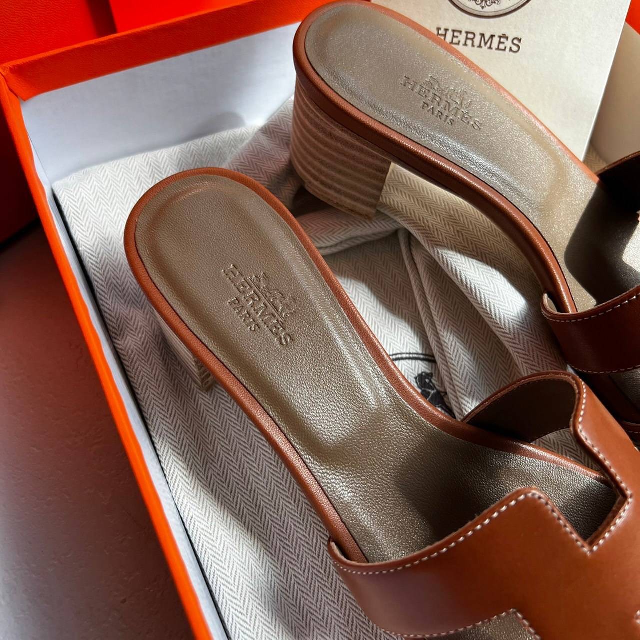 หนังแท้ Hermes sandal leather รองเท้างานสั่งตัตใช้สลับแท้ เกรดออริจินอล ตรงพื้นรองเท้าทำจากไม้รองด้วยหนังแท้ 100% งานตัดเย็บปราณีตละเอียดมากค่ะ มีอุปกรณ์ครบ หนังนิ่มใส่สบาย ใช้ทนนาน เกรดนี้คุ้มมาก ไม่ผิดหวังค่ะ ภาพสินค้าถ่ายจากงานขายจริง ใช้งานต่างประเทศไ