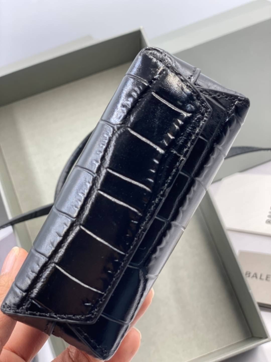 หนังแท้ BALENCIAGA Shopping Phone Pouch leather tote พกกระเป๋าช้อปปิ้งขนาดมินิ ไปทุกที่ในฤดูกาลนี้ ดีไซน์ที่ใช้ได้ทุกวันตั้งแต่หนังแบบมีเท็กซ์เจอร์ ภาพสินค้าถ่ายจากงานขายจริง ใช้งานต่างประเทศได้