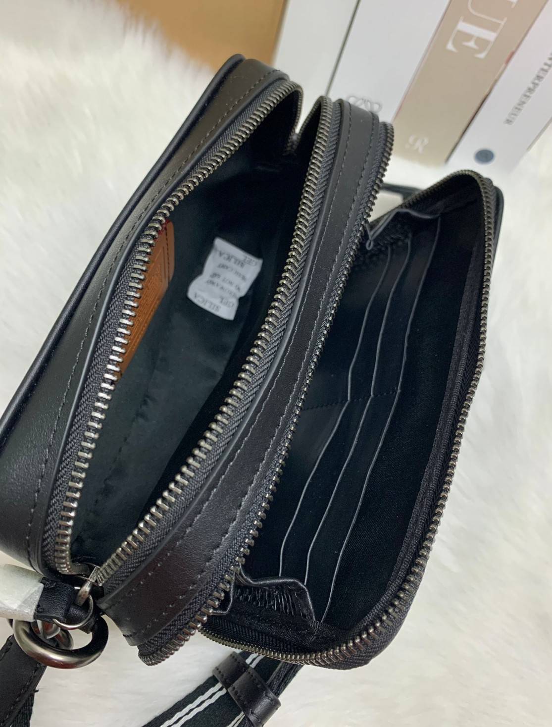 รุ่นสุดคูลล ใช้คู่ได้ทั้งชาย//หญิงเลยค่าา😘 COACH CHARTER CROSS BODY IN SIANATURE JACQUARD((C3780)) 💋พร้อมส่ง สินค้าออกใหม่ ไม่มียังไงไหว!! ✔️กระเป๋าสะพายครอสบอดี้ร์ หรือสามารถสอดมือตรงหนังด้านหน้าถือแบบเก๋ๆได้ด้วยค่าา วัสดุJacquardท