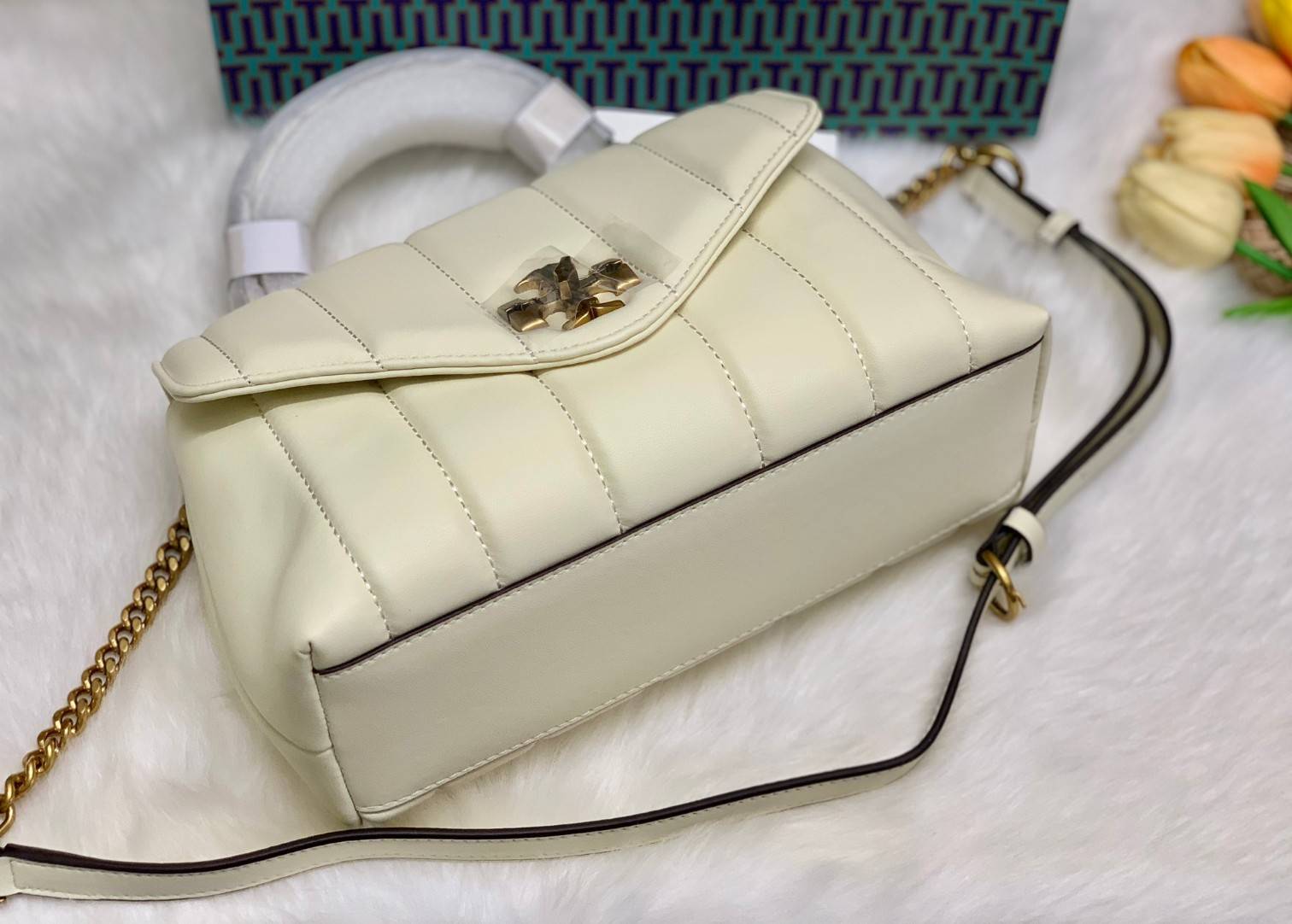 TORY BURCH KIRA QUILTED SMALL BAG พร้อมส่งที่ไทย ไม่ผิดหวังแน่นอนค่ะ! กระเป๋าหิ้วหรือสะพายข้างได้ วัสดุหนังแกะแท้ทั้งใบ ((หนังแกะจะมีคุณภาพดีเงานิ่มและแพงกว่าหนังวัวจ้า)) หนังนิ่มสวยงามมากๆค่ะ เปิดปิดกระเป๋าแบบหมุนล็อคแบบโลโก้แบรนด์ ใช้อะไหล่คลาสสิคดูหรูเ