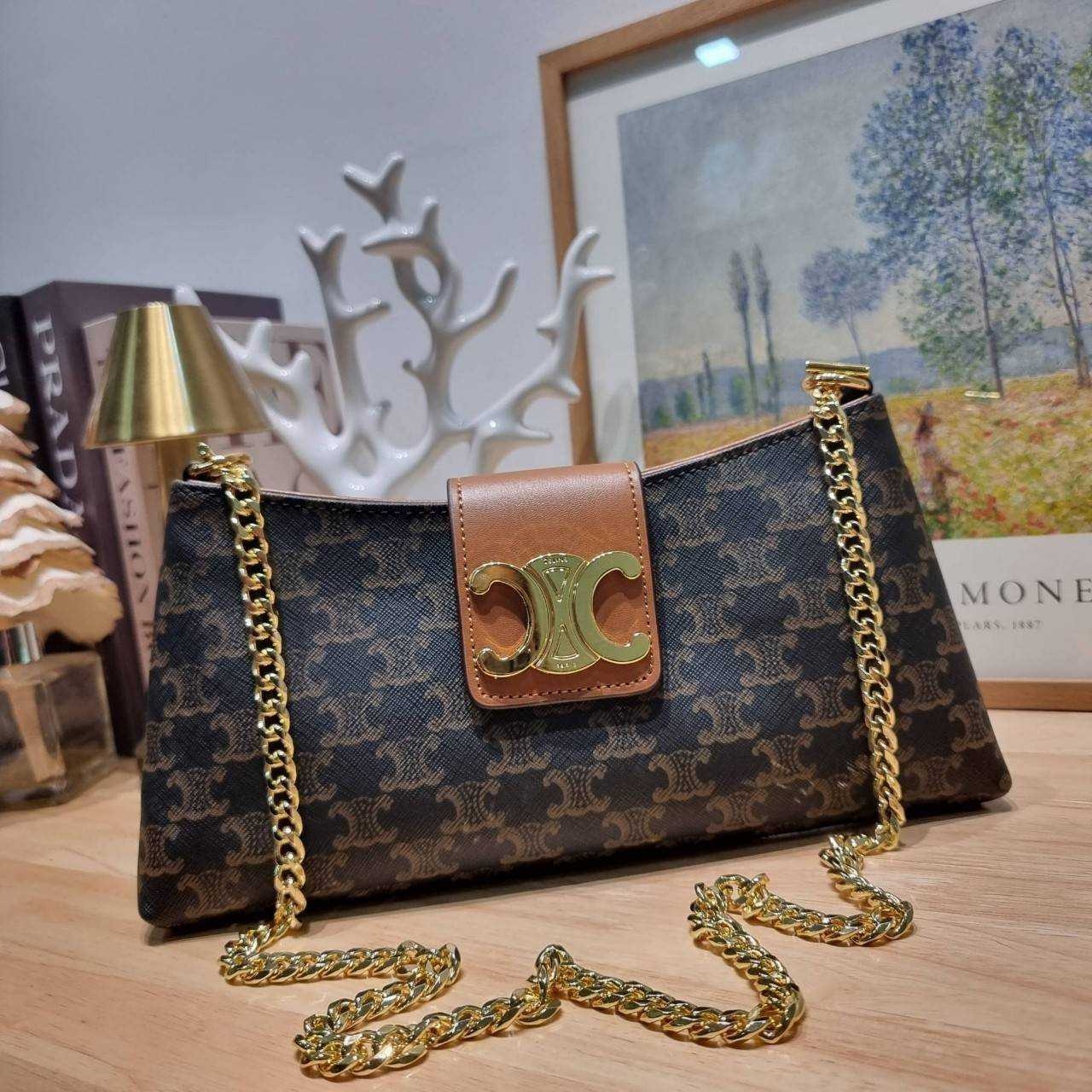 Celine wiltern bag กระเป๋าทรงพอชแบบตัวแม่ สวยมาก สวยแซ่บ ขนาดกำลังดี ใส่ของใส่มือถือได้ทุกรุ่น รูปทรงย้อนยุค สไตล์วินเทจลัคชู มีสายสะพายให้ถึง 2 แบบ สายหนังและสายโซ่ ดูแพงสุดๆ