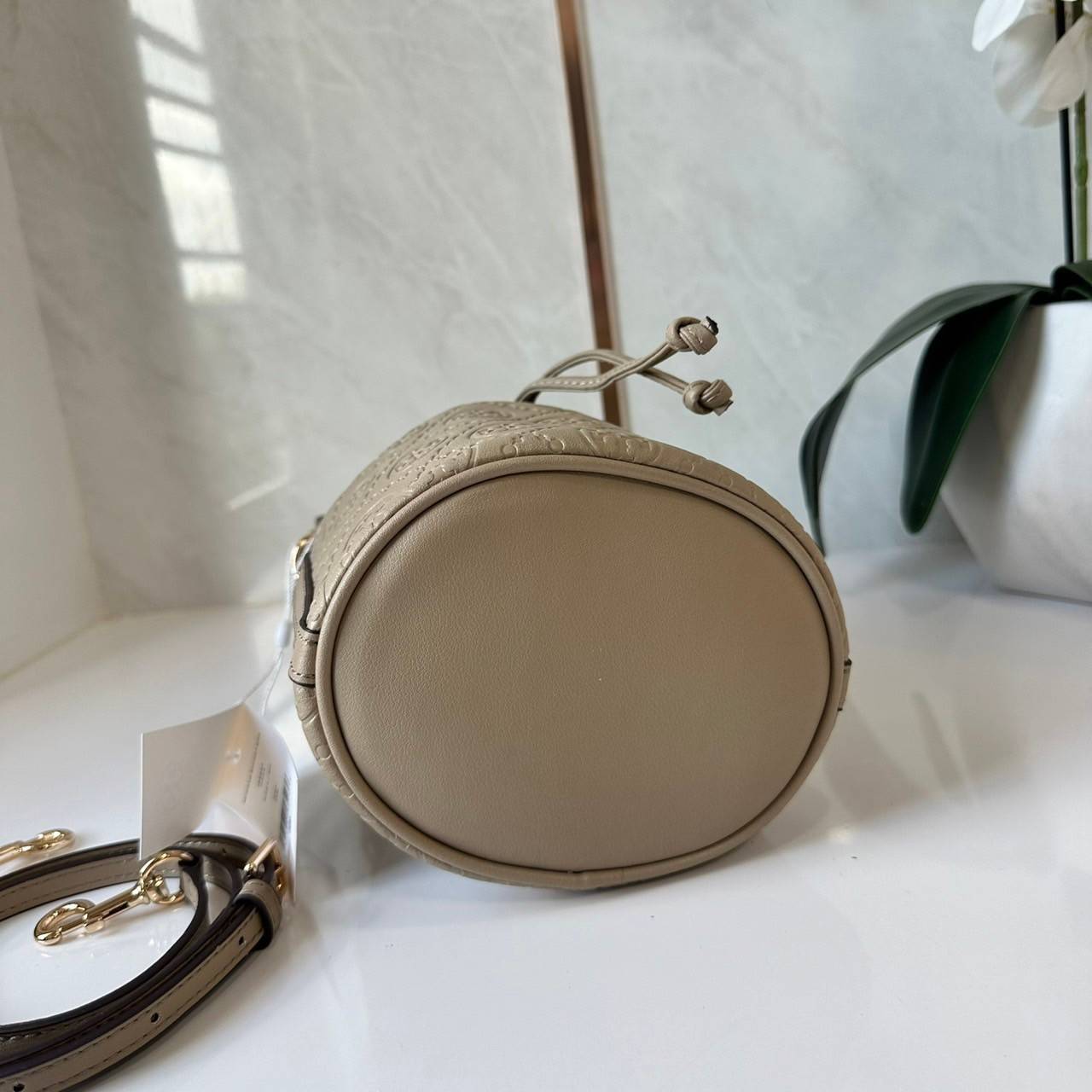 TORY BURCH mini T Monogram leather bucket bag กระเป๋าบัคเกต ไซต์ mini คอลเลกชันหนัง T Monogram ลายซิกเนเจอร์หนังปั้มลายนูน