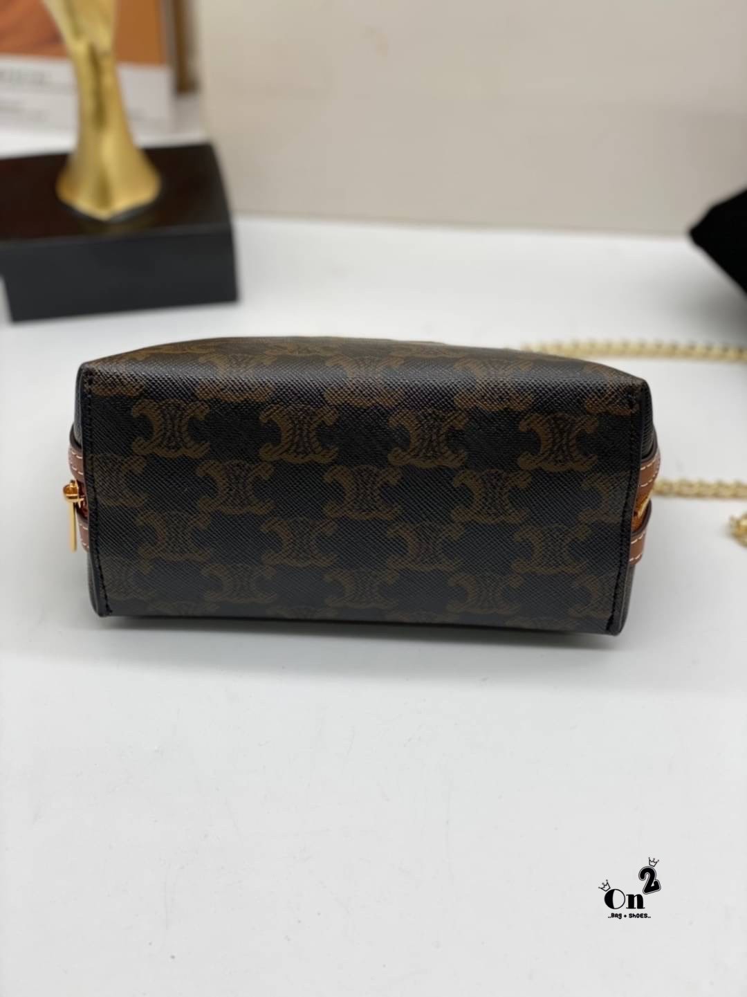 CELINE POUCH 16cm / CELINE TRIOMPHE Triumphal Arch Canvas / CELINE CLUTCH WITH CHAIN ภาพถ่ายจากสินค้าจริง พร้อมส่งที่ไทย ใช้งานต่างประเทศได้ กระเป๋าคลัทช์ดีไซน์เรียบหรูออกแบบมาได้อย่างลงตัว