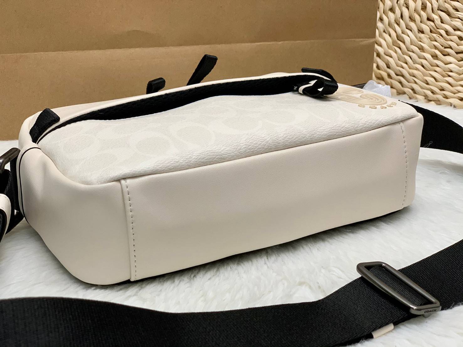 COACH EDGE CROSSBODY IN SIGNATURE CANVAS ((2338//2945)) 🌈สินค้าออกใหม่ พร้อมส่งค่ะ! กระเป๋าสะพายครอสบอดี้ร์ วัสดุหนังแท้ หนังนิ่มอย่างดีค่ะ ด้านหน้ามีช่องซิปซ่อนให้หนึ่งช่อง เปิดปิดช่องหลักแบบซิปคู่ภายในกว้าง ใส่ของได้จุเลยนะคะ มีช่องซิปและช่องเล็