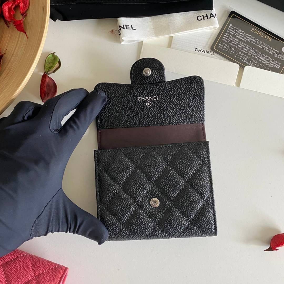 หนังแท้ Chanel Classic small wallet caviar 3 พับ พร้อมส่งที่ไทย รุ่นยอดนิยมไอเท็มฮิตวัสดุหนังแท้คาเวียร์สวยคลาสสิคเปิดปิดด้วยฝาปิดกระดุมด้านหน้ามีโลโก้แบรนด์อะไหล่ทองสวยหรูดูดี ตัวจริงสวยน่าใช้ Chanel mini นาทีนี้กำลัง in สุดๆ ภาพสินค้าถ่ายจากงานขายจริง ใ