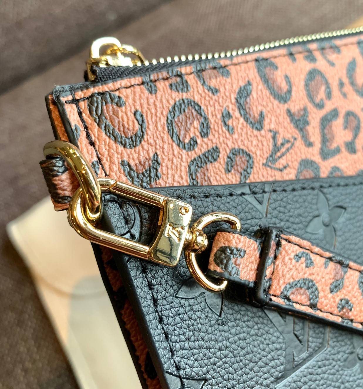 VIP 】จัดสินค้าคุณภาพมาให้สาวๆได้ใช้กันค่าา😘 Louis Vuitton Pochette Mélanie MM Monogram ใช้ขึ้นเครื่องได้เลย✈️ ✔️กระเป๋า ทรงคลัท แบบมีสายคล้องมือ ถอดออกได้หนึ่งสาย ✔️หนังแท้หนา ลายหนังพิมพ์ลายแบรนด์ได้สวยงามมากๆค่ะ