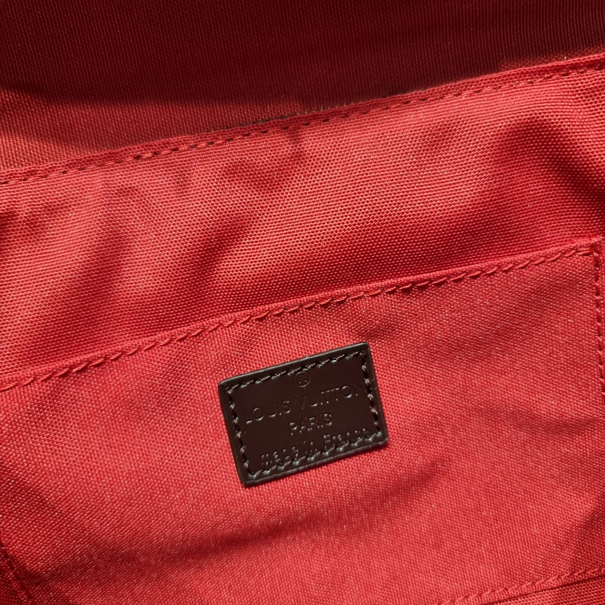 LV CROISETTE CROSSBODY BAG ให้สาวๆได้สวย ในราคาจับต้องได้ กับกระเป๋าสะพายข้าง ดีไซน์ลวดลายตารางเอกลักษณ์ คลาสสิคแต่ดูผู้ดี วัสดุหนังแคนวาส เปิด-ปิดด้วยตัวล็อคแน่นหนา ภายในโล่งกว้าง ใส่ของสำคัญได้ครบถ้วน สายสะพายถอดออกได้ ปรับได้ มีหูจับในตัว ถือเก๋ๆ หรือจ