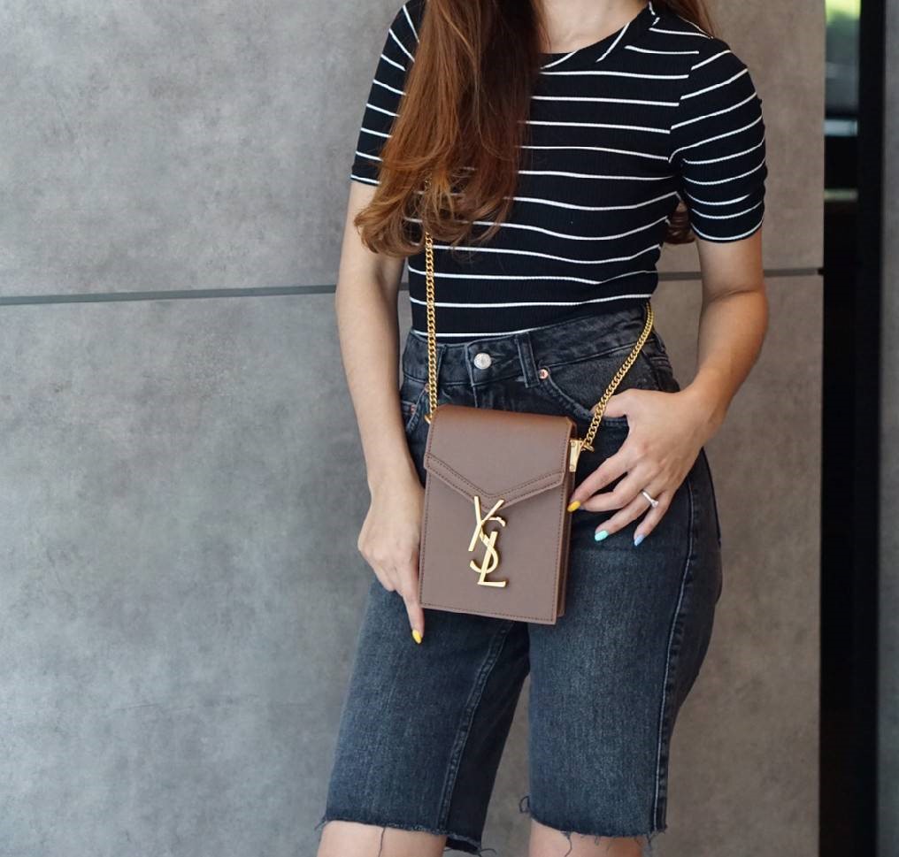 VIP 】YSL SAINT LAURENT CRASSANDA MONOGRAM PHONE BAG 5สี พร้อมส่งที่ไทย ที่นี่ที่เดียว กระเป๋าสะพายครอสบอดี้ขนาดกำลังน่ารักเลยย ทรงสูงใส่โทรศัพท์ได้ทุกรุ่น งานหนังเรียบสวย อะไหล่ทองรมควันหรูมากๆ สะพายดึงได้ทั้งสั้น ยาว ช่องด้านในแบ่งช่อง หยิบของสะดวกค่า ไม