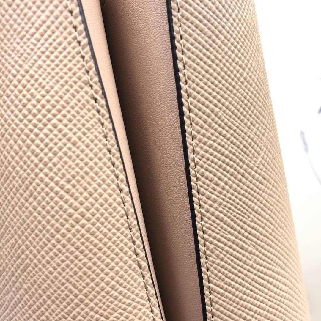 VIP 】หนังแท้ Prada Panier Bag Medium Saffiano Leather พร้อมส่งที่ไทย กระเป๋าสะพายข้างทรงบัคเก็ต จุของได้เยอะมาก เรียบแต่หรู ต้องใบนี้เลยค่าา