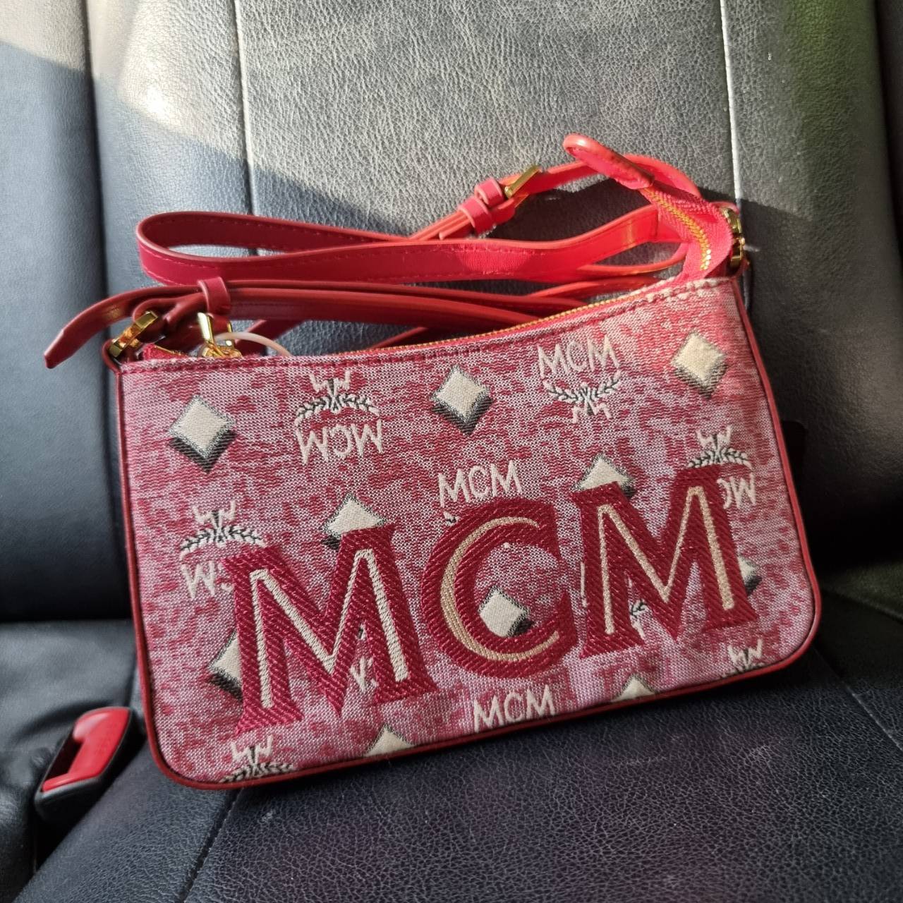 M.C.M MINI SHOULDER BAG IN VINTAGE JACQUARD MONOGRAM คอลเลคชั่นใหม่ล่าสุด โดดเด่นด้วยลายโมโนแกรม ถักทอบนผ้า woven jacquard กระเป๋าสะพายทรงพอชที่ไม่ธรรมดา มาพร้อมสายสะพายในตัว สามารถปรับใช้ได้ 2 แบบ สายยาวสะพายข้าง หรือจะนำสายเส้นกลางออกและปรับใช้สะพายไหล่