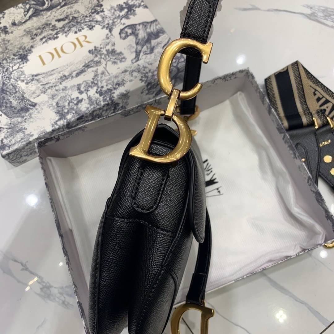 หนังแท้ DIOR SADDLE BAG Black Goatskin กระเป๋ารุ่นยอดนิยมตามแบบฉบับแบรนด์ งานทอลายคมชัด ใช้งานได้ 2 แบบ สะพายยาว CROSSBODY และสายสั้นถือได้เก๋ๆ ลุคนี้คูลสุดๆ เลยค่าา ภาพถ่ายจากสินค้าจริง! สวยมาก พร้อมส่งที่ไทยราคาสุดคุ้ม สาวๆ ห้ามพลาดค่ะ!