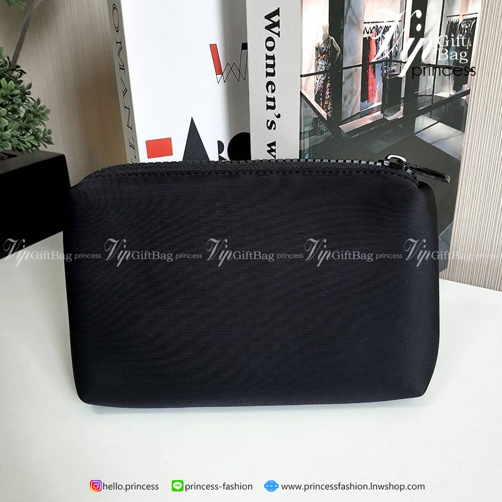 กระเป๋าอเนกประสงค์ Chanel งานพรีเมี่ยมกิ้ฟท์จากเคาเตอร์แบรนด์ดัง ของแท้จากแบรนด์ chanel ขนาดกะทัดรัด ผ้าโฟมนุ่มลื่นมือ ด้านหน้าสกรีนแบรนด์ ปิดเปิดด้วยซิปที่จับปั้มแบรนด์ ด้านในมีช่องใส่เครื่องสำอางค์ ของจุกจิกหรือโทรศัพท์ได้ทุกรุ่น ที่ควรมีไว้เป็นไอเท็มติ