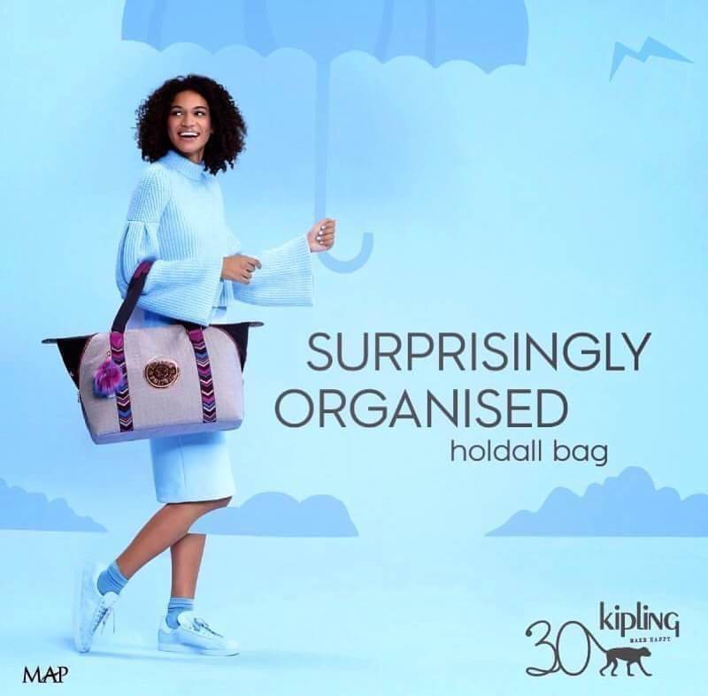 BEST SELLER! NEW! KIPLING ART TOTE BAG กระเป๋าถือหรือสะพายรุ่นใหม่ Special Limited Edition วัสดุ Nylon+Polyester 100% น้ำหนักเบาโดดเด่นที่สามารถรูดซิปมุมกระเป๋าเปลี่ยนทรงได้ไม่จำเจ มีหูหิ้วสะพายไหล่เเละสายยาว crossbody เลื่อนปรับระดับได้ มือจับหูหิ้วเป็นห