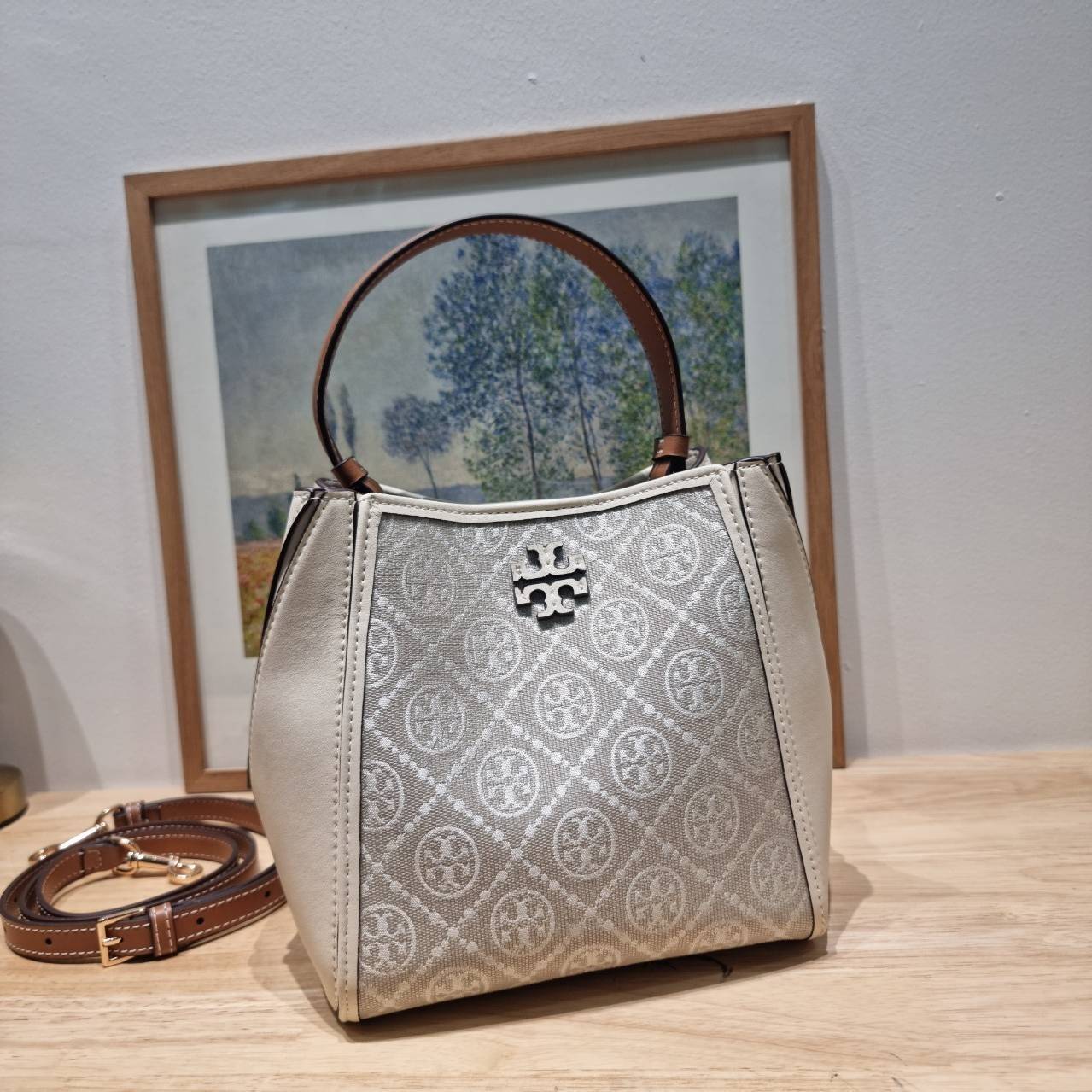 TORY BURCH SMALL T MONOGRAM MCGRAW BUCKET BAG กระเป๋าทรงบัคเก็ตโมโนแกรม เกรดออริ สลับแท้ 1:1 ใช้งานต่างประเทศได้