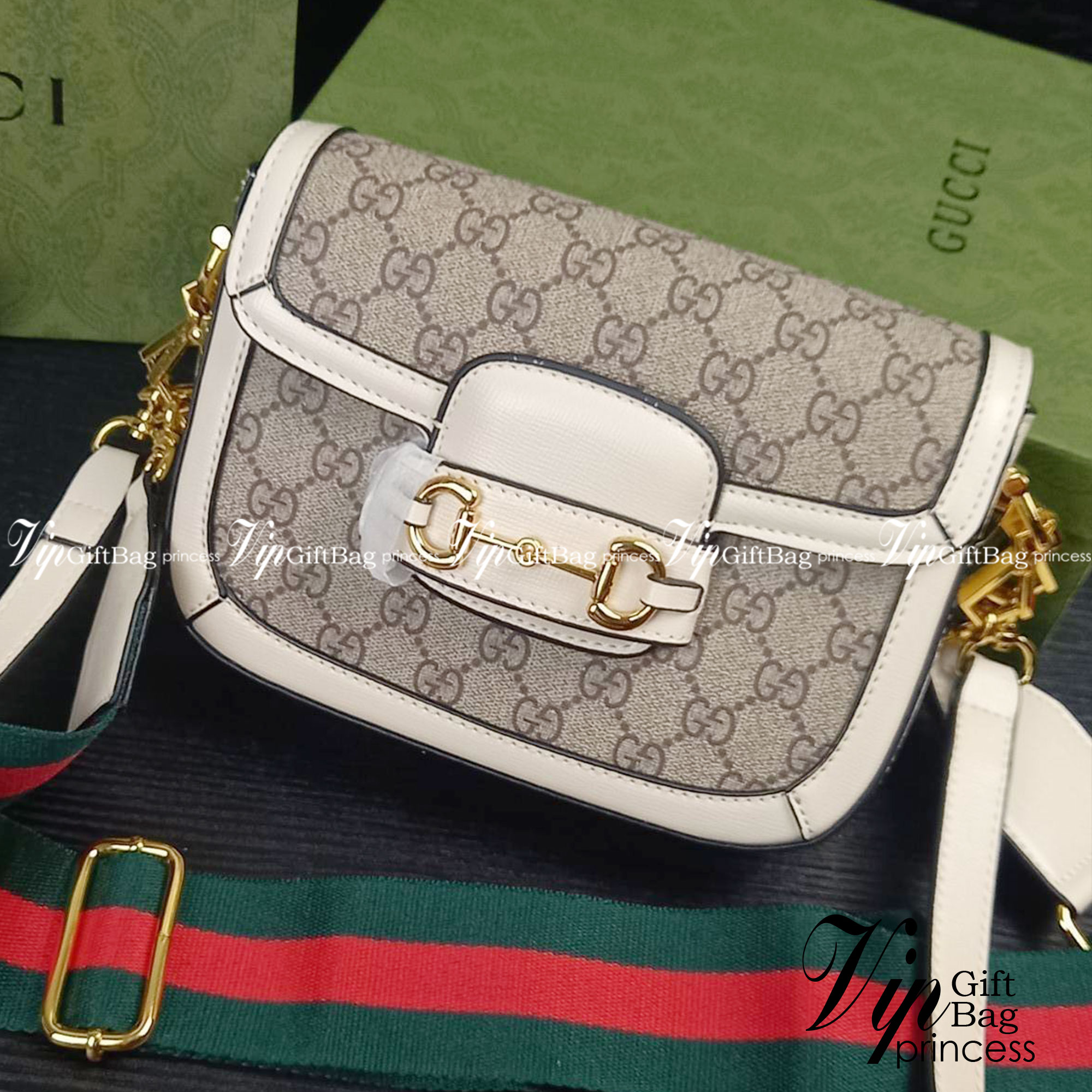 GUCCI HORSEBIT 1955 MINI BAG กระเป๋า crossbody รุ่นฮิต สุดหรูหรา คลาสสิค จุของสำคัญได้เยอะ มาพร้อมสายสะพายยาว 2 เส้น สามารถ ปรับระดับได้ ถอดออกได้ รุ่นนี้ใช้งานดีมาก บอกต่อกันถึงที่สุด ใช้ได้ทุกโอกาส เป็นอีกรุ่นที่โดดเด่นมากๆ