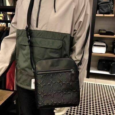 COACH HOUSTON FLIGHT BAG IN SIGNATURE LEATHER (COACH F73338) กระเป๋าสะพาย ลวดลาย C นูน SIGNATURE ที่ดูโดดเด่นมาก// วัสดุหนังแท้ทั้งใบ อยู่ทรงสวย// ด้านในโล่งกว้าง จุของได้เยอะ ด้านหน้ามีอีกช่องซิบไว้เก็บของสำคัญได้อย่างเป็นสัดส่วน ลงตัว เปิด-ปิด ด้วยซิบ/ 