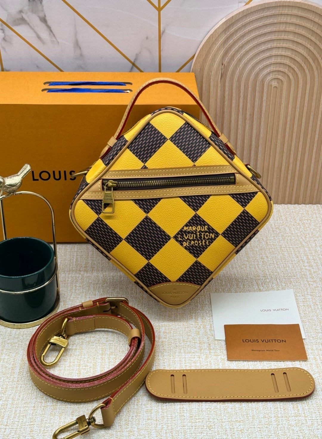 LV Chess Messenger Bag Jaune Mat / Green / Red / Blue กระเป๋าสะพายแมสเซนเจอร์ทรงเหลี่ยมรุ่นใหม่ ลายตารางหมากรุก Damier เอกลักษณ์ของความหรู โทนสีสดใสมีชีวิตชีวา ปรับลุคปัง กับการมาของความไฮคลาสรูปแบบใหม่ สุดไอโคนิค