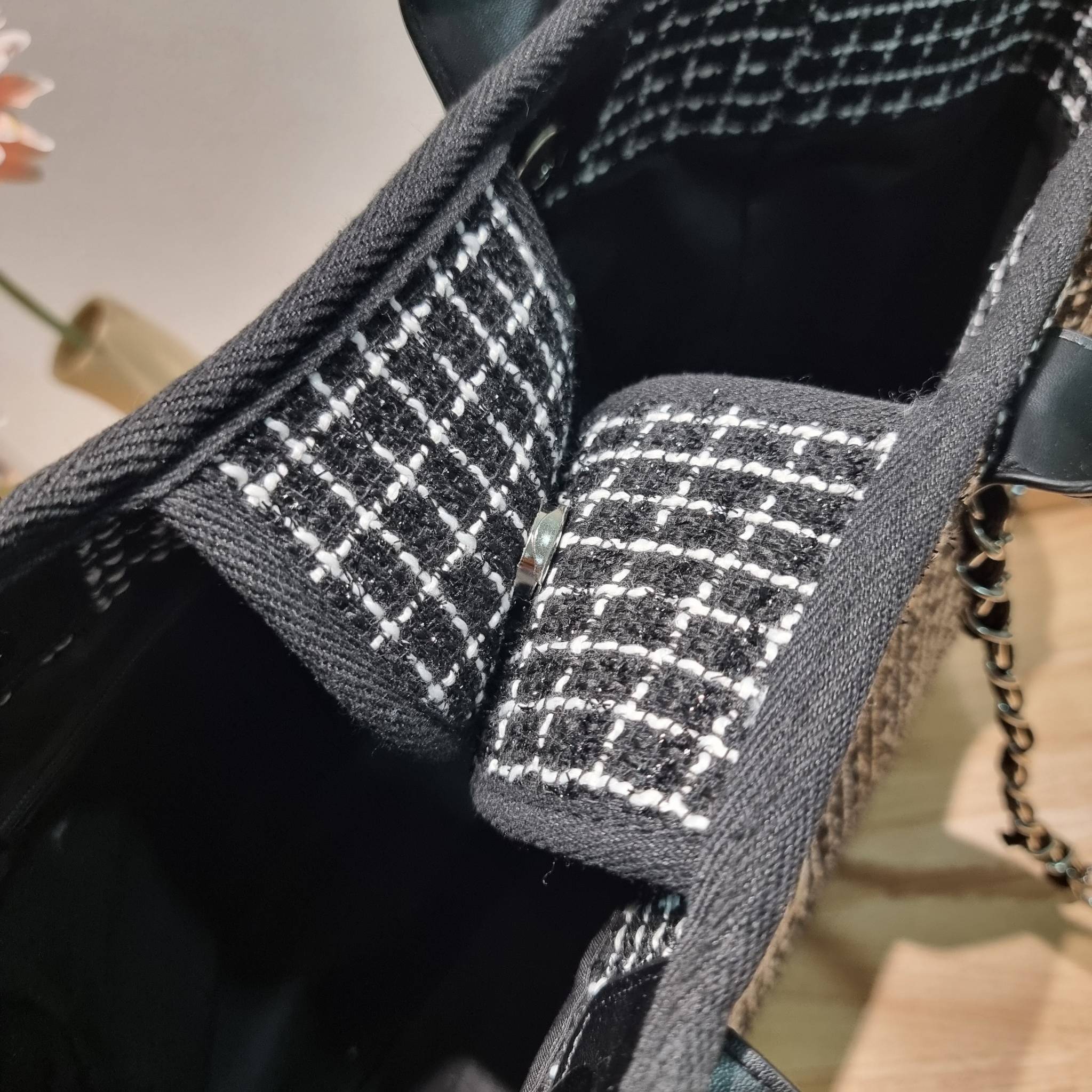 CHANEL LARGE TOTE BAG / CHANEL DEAUVILLE TOTE / CHANEL TOTE BAG กระเป๋าสะพายผ้าทวิต ทรงโท้ทใบใหญ่ ต้อนรับเทศกาลท่องเที่ยวช่วงสิ้นปีนี้ ใครมองหากระเป๋าสะพายไปเที่ยว ใบนี้น้องตอบโจทย์แน่นอน ด้วยดีไซน์โทนสีที่ใช้ได้กับทุกโอกาส และขนาดกว้างที่จุของได้แบบไร้กั