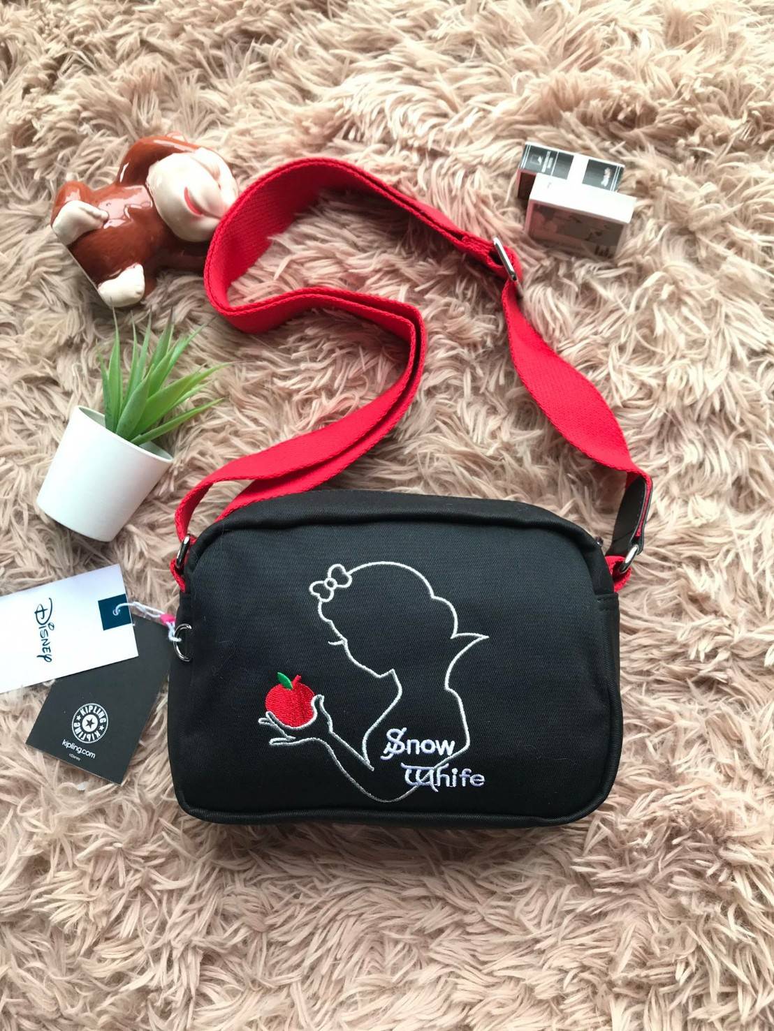 Disney's Mickey&Jungle Book Veni Crossbody Bag รุ่นLimited Edition ทรงสะพายข้าง ขนาดกำลังดี วัสดุpolester100% ดีเทลด้านหน้าลายการ์ตูนของวอลด์ดิสนีย์ เปิดปิดด้วยซิปเดียวด้านบน ภายในกว้าง มีช่องซิปและที่ห้อยพวงกุญแจ ฐานกว้างจุของได้เยอะสามารถสะพายได้ทั