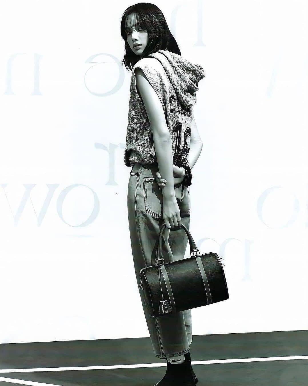 CELINE TRIOMPHE CANVAS BOSTON BAG VIP GIFT WITH PURCHASE (GWP) พรีเมี่ยมกิ๊ฟ Limited Edition จาก CELINE HAUTE PERFUME DUTYFREE วัสดุ TRIOMPHE CANVAS หนังขึ้นลาย Signature สวยหรูสุดคลาสสิคดีไซน์ไม่มีเอ้าท์ เปิดปิดด้วยซิปแบรนด์ มาพร้อมTagห้อยแม่กุญแจอะไหล่แ