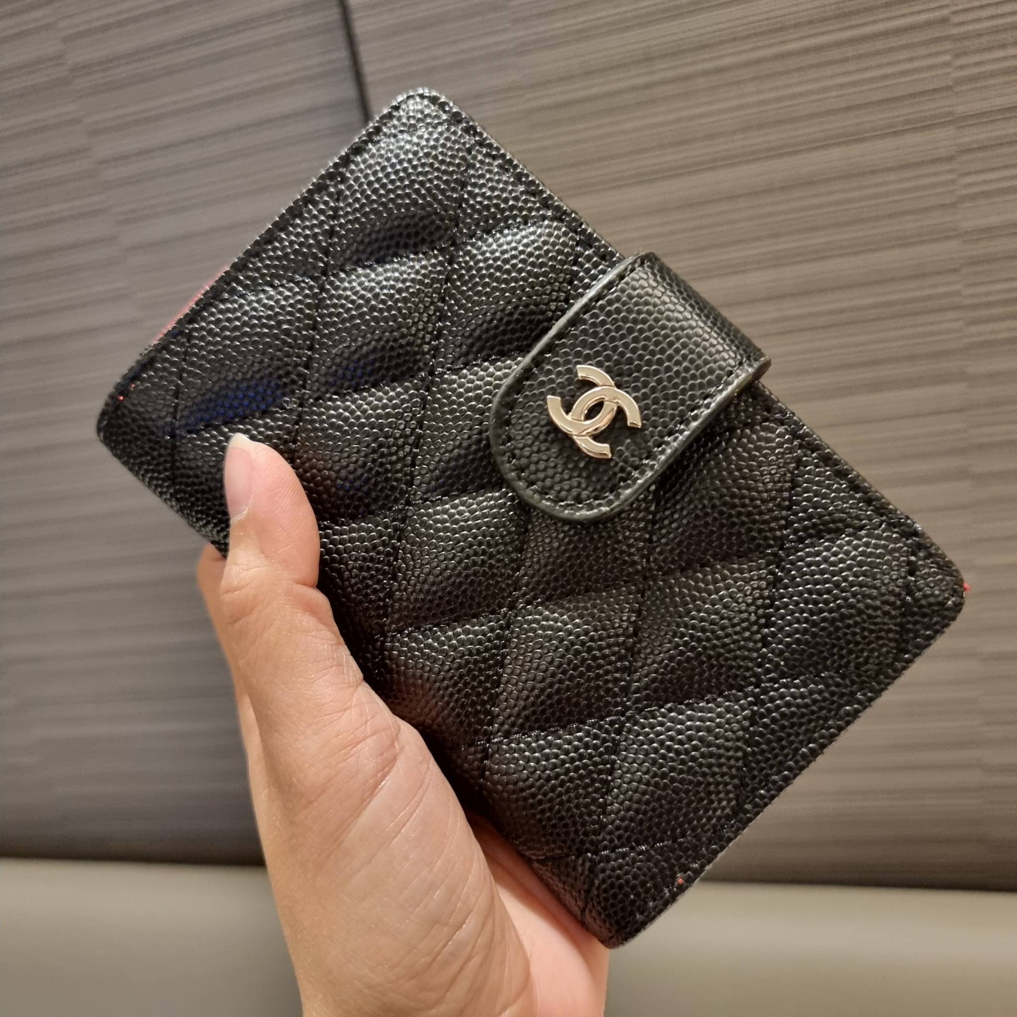 VIP 】หรูสุด ไม่ต้องพูดเยอะ!! HOT ITEM!! กระเป๋าสตางค์ใบกลางขนาดเหมาะมือ ดีไซน์ลุคผู้ดี สวยคลาสสิคจาก Chanel premium for gift วัสดุหนังลายคาร์เวีย ใช้งานง่าย เปิด-ปิดด้วยกระดุมแม่เหล็ก และซิปรูดช่องสำหรับใส่เหรียญ สะดวกมากๆ ภายในกระเป๋ามีช่องใส่บัตร ใส่ธนบ