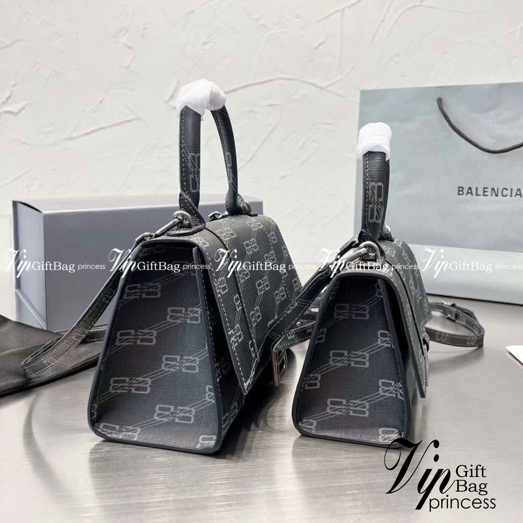 BALENCIAGA Hourglass BB Monogram top-handle tote bag กระเป๋าสะพายแบรนด์หรูซิกเนเจอร์ใบล่าสุด ที่มาพร้อมดีไซน์โดดเด่น มีความโฉบเฉี่ยว โค้งมนเหมือนพระจันทร์เสี้ยว เพิ่มความโดดเด่นสะดุดตาด้วยการตกแต่งอักษร B เมทัลลิก ที่เป็นเอกลักษณ์แบรนด์ งานจริงสวยงามตามรู