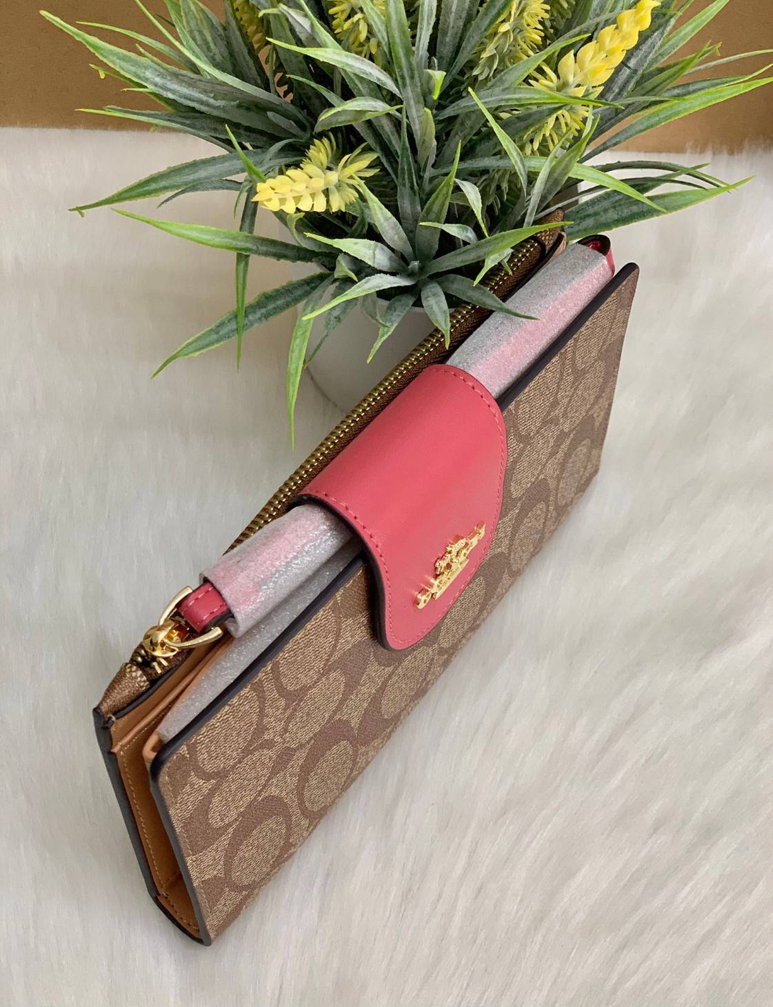 พร้อมส่งครบ 5 สี กระเป๋าสตางค์ที่สาวๆต้องมีติดตัวค่าา😘 COACH TECH WALLET IN COLORBLOCK SIGNATURE ((C2874)) ✔️กระเป๋าเงินใบยาว หนังแท้ พร้อมสายคล้องมือในตัวค่ะ ✔️เปิดปิดด้านหน้าแบบฝากระดุม ภายในมีช่องใส่ธนบัตร2ช่อง ;สามารถใส่มือถือ ip