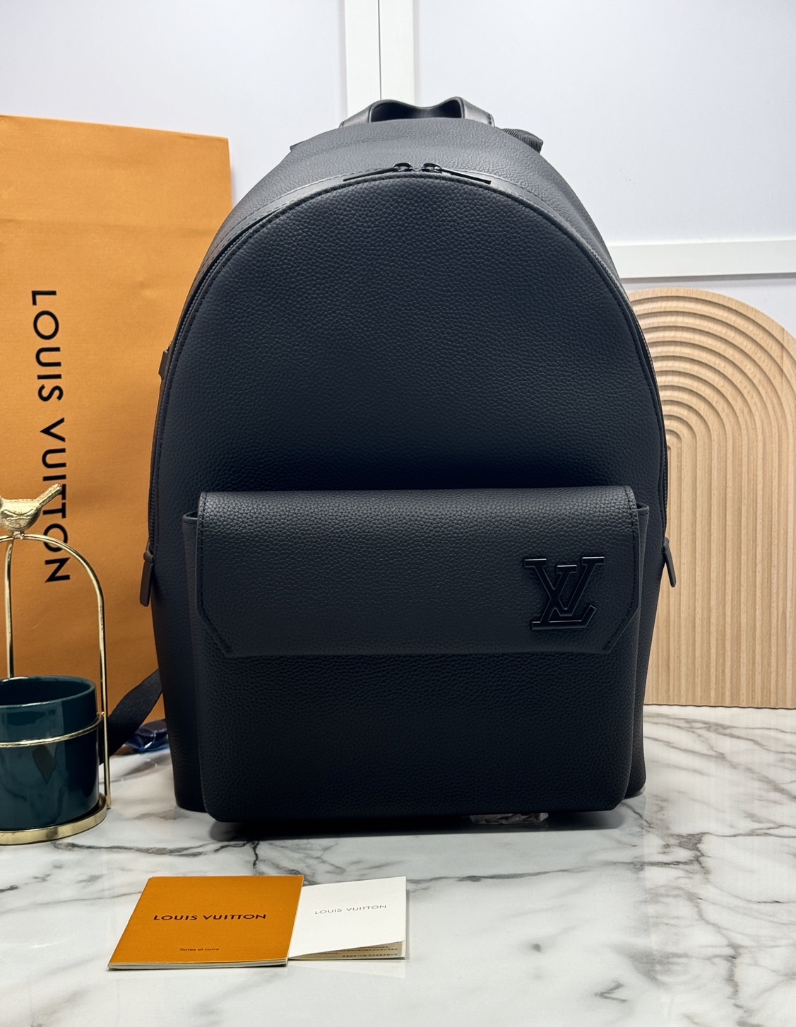 LV Takeoff Backpack กระเป๋าเป้สะพายหลัง สีดำเต็มใบหรูหราแบบเรียบง่าย ตกแต่งด้วยตัวอักษร “LV” โลหะสีดำด้าน ช่องหลักที่กว้างขวาง เหมาะสำหรับการเดินทางในวันหยุดสุดสัปดาห์หรือวันพักผ่อนสบายๆ 🤍 เกรดท็อปออริจินอล 1:1 เกรดดีสุด