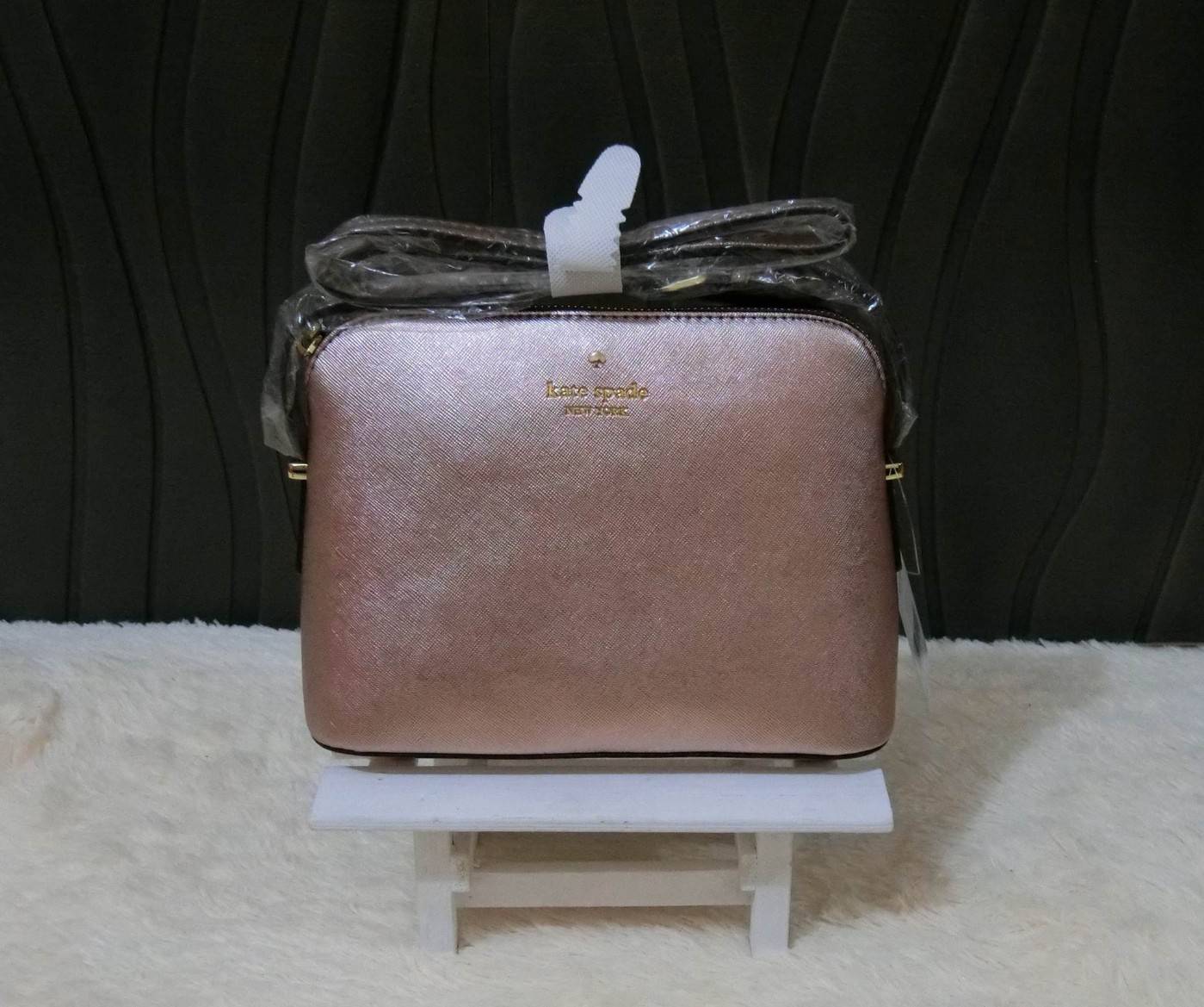 KATE SPADE CEDAR STREET MANDY แบรนด์ดังจากอเมริกาสุดฮิต กระเป๋าขนาดน่ารัก สะพายข้าง หนัง saffiano ภายในลายสวยเก๋สีทองเรียบหรู ทรงแข็งอยู่ทรง MUST HAVE!!