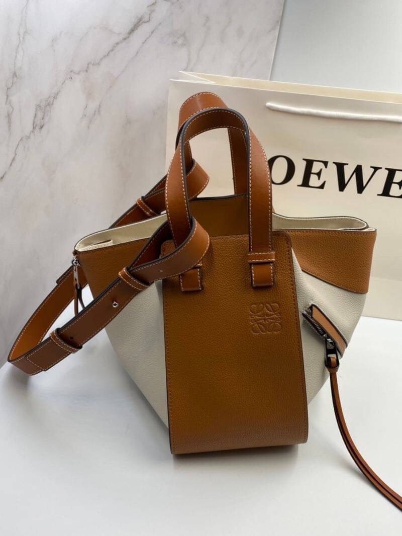 VIP GIFT 】หนังแท้ Loewe Small Hammock bag in pebble grain calfskin A multifunctional bag with supple side panels that release to change its shape. Looped straps allow the bag to be worn in multiple ways. This small version is in pebble grain calfskin.