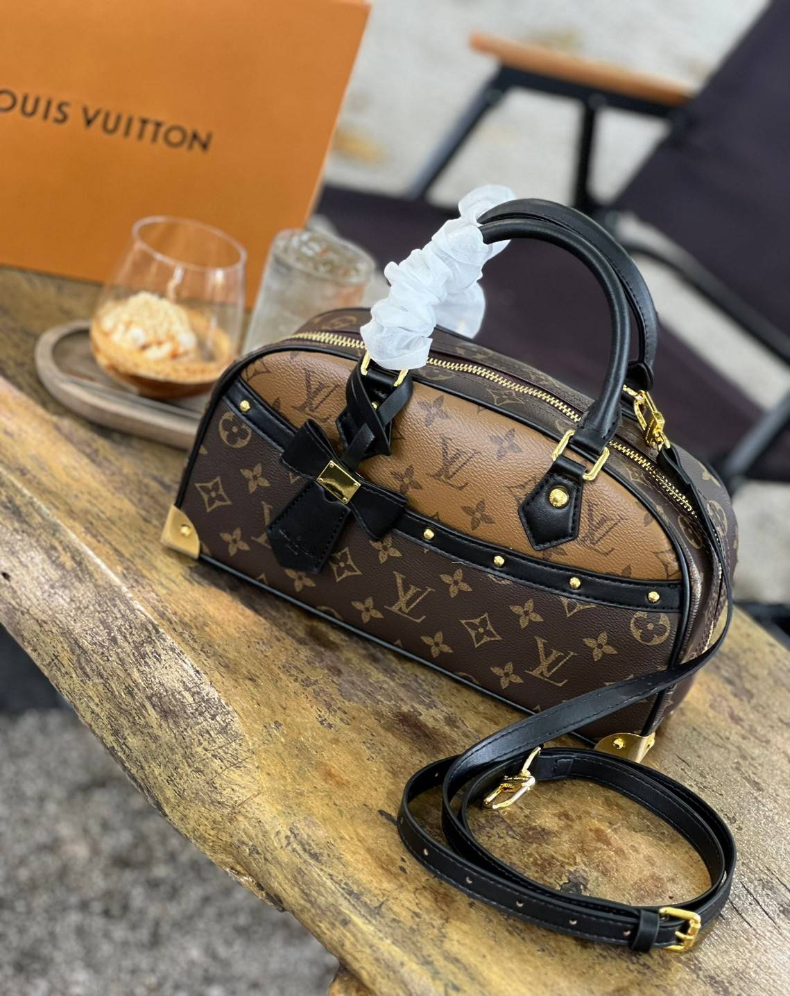 ORI หนังแท้ | LV x TM Handbag East West Murakami ซีซั่นนี้จะเป็นรุ่นไหนไปไม่ได้นอกจากรุ่นใหม่ล่าสุด พิมพ์ลายโมโนแกรมทั้งใบทรงล้ำสมัย หนังแท้นิ่มอย่างดี ประดับด้วยหมุดโลหะสีทองสุดหรูค่ะ