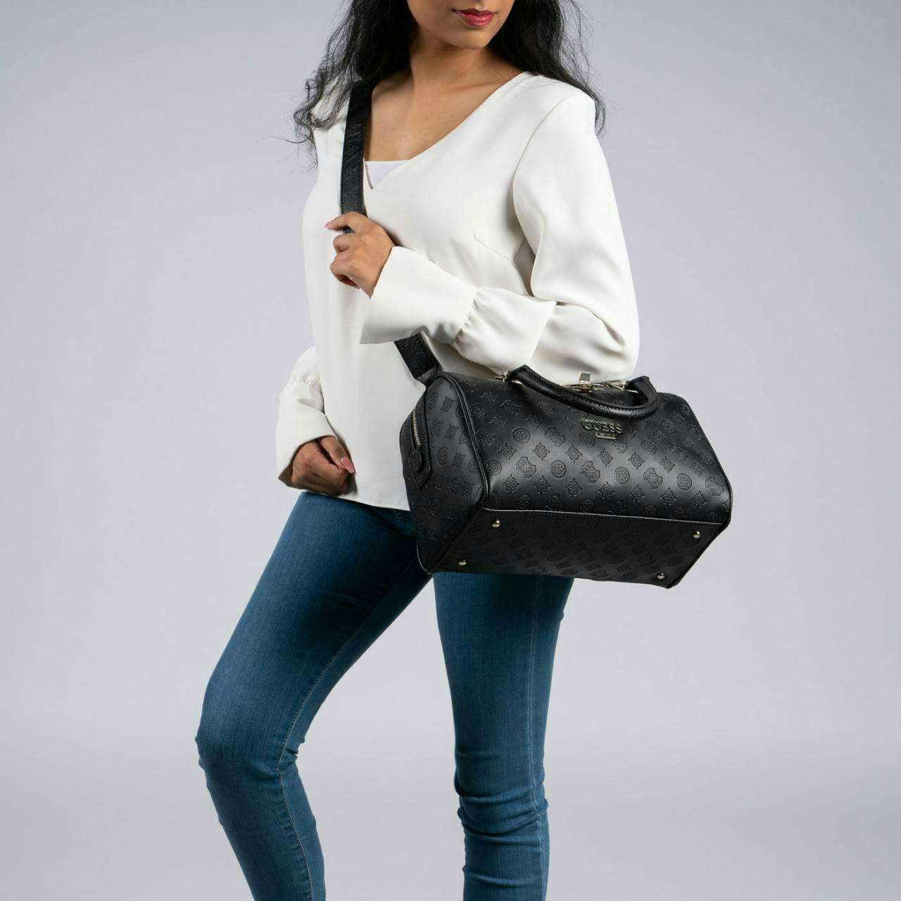 Guess Peony Classic Box Satchel คอลเลคชั่นใหม่สวยหรูจาก Guess กระเป๋าสะพายหนังนิ่มปั๊มแบรนด์รอบใบ ขนาดกำลังดี ฐานกระเป๋ามีหมุดรองฐานกันรอย หัวซิปปั๊มแบรนด์ ภายในกว้างจุของได้เยอะ มาพร้อมสายปรับและถอดออกได้ พร้อมส่ง 4 สี สวยทุกสี พลาดไม่ได้กับสาวยุคใหม่เลย