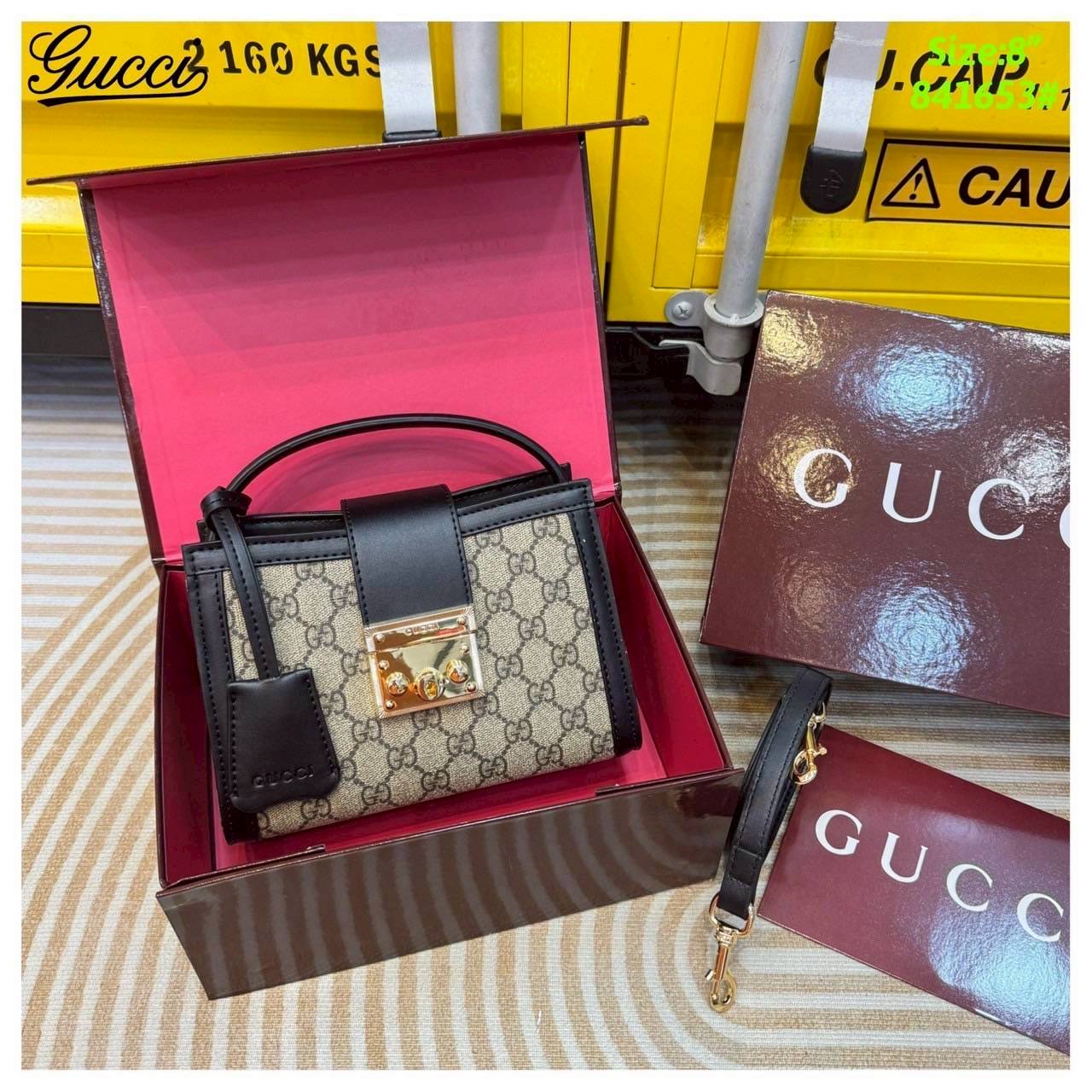 Gucci Padlock small top handle bag กระเป๋าสะพายใบไซส์มินิพร้อมหูจับ ในคอลเล็กชั่น Pre-Fall 2025 แพดล็อกนำเสนอรูปทรงในแบบร่วมสมัยที่สวมใส่ได้หลากหลายสไตล์ ชวนให้นึกถึงลวดลายอันเป็นเอกลักษณ์ของแบรนด์