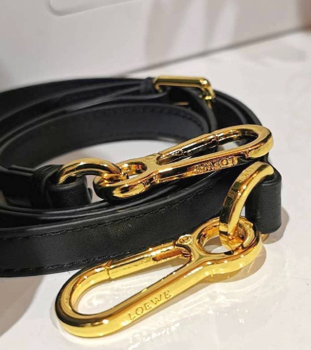 LOEWE ANAGRAM BAG VIP GIFT WITH PURCHASE (GWP) พรีเมี่ยมกิ๊ฟ Limited จาก LOEWE PERFUME DUTYFREE ไอเท็มใหม่! ดีไซน์สวยหรูคงเอกลักษณ์ด้วยวัสดุ Anagram Canvas Jacquard Fabric ผสมผสานหนังแท้ Calfskin ลงตัวสุดคลาสสิค เปิดปิดด้วยซิปแบรนด์อะไหล่ทองขนาดกำลังดี น้