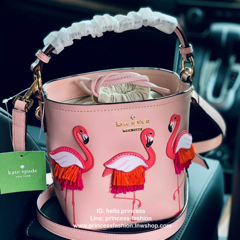 Kate spade new york Flamingo Pippa Bucket Bag 🍭รุ่นแนะนำ ราคานี้หายากแล้วจร้าา กระเป๋าหิ้วหรือสะพายข้างได้ ทรงถัง วัสดุหนังแกะแท้ สัมผัสหนังนิ่มมือดีมากๆค่ะ ด้านหน้าแต่งรูป Flamingo ดูเก๋มากๆค่ะ มีอะไหล่แบรนด์ ปากกระเป๋าแบบหูรูด ภายในกระเป๋าโล่ง ใ