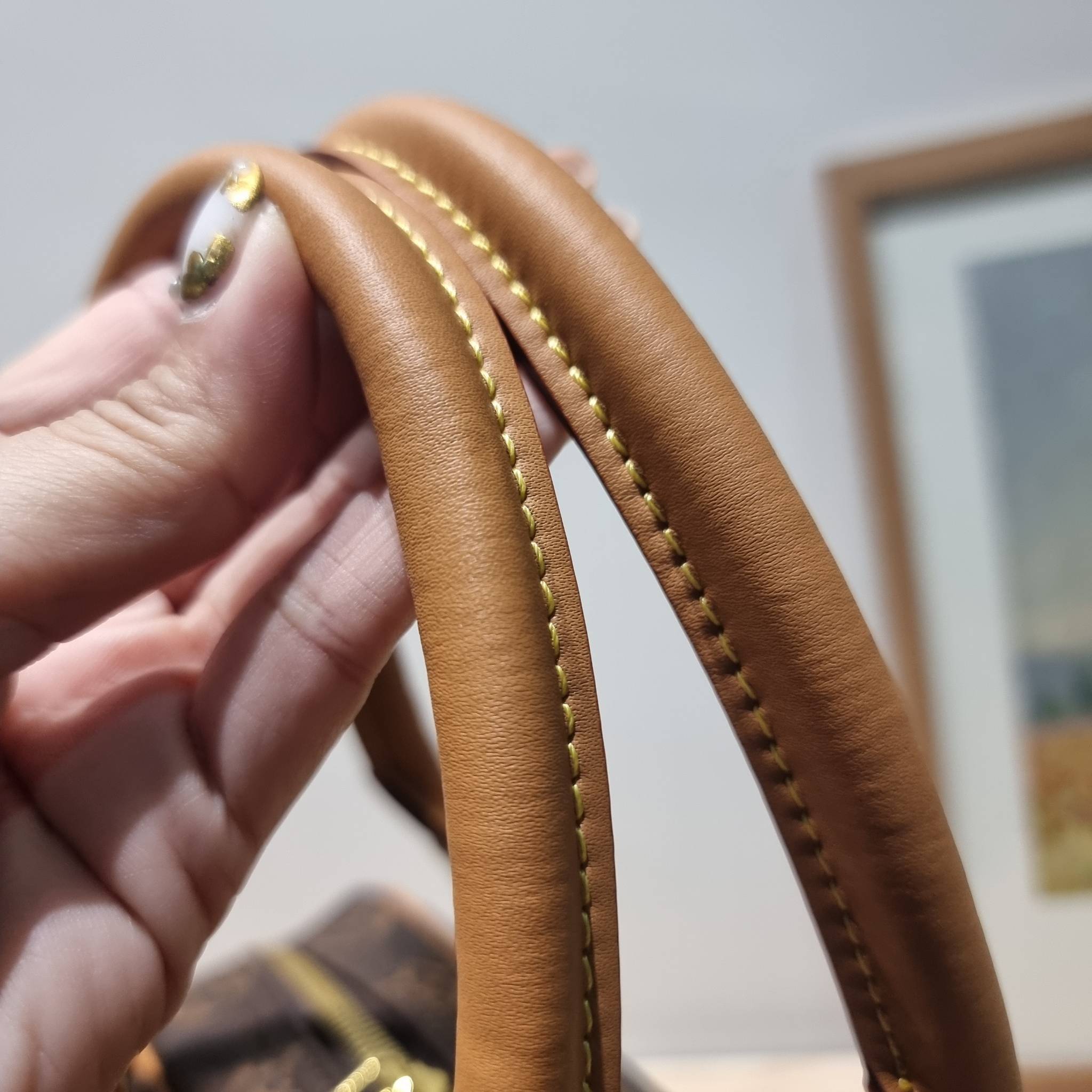 LV Manhattan Pm Monogram Handbag / LV MANHATTAN HANDBAG กระเป๋าถือทรงผู้ดี คลาสสิค สวยหรู ไซส์กำลังสวย ราคาแสนดี ดีไซน์ตกแต่งกระเป๋าเล็กด้านหน้า ใส่ของจุกจิกได้