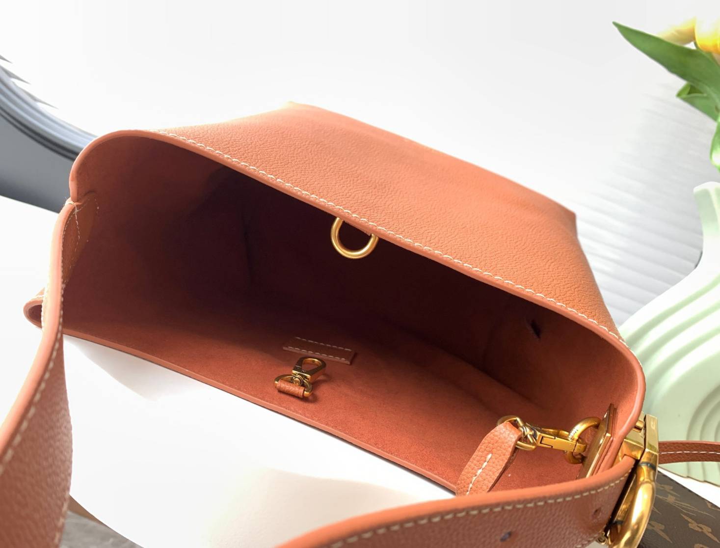 TOP ORI | หนังแท้ LV Low Key Hobo PM Bag เกรดเทียบแท้เทพดีสุด กระเป๋าสะพายทรงโท้ทรุ่นใหม่ เผยความเรียบหรูมีระดับด้วยรูปทรงเรียบง่ายและงานฝีมือประณีตไร้ที่ติ