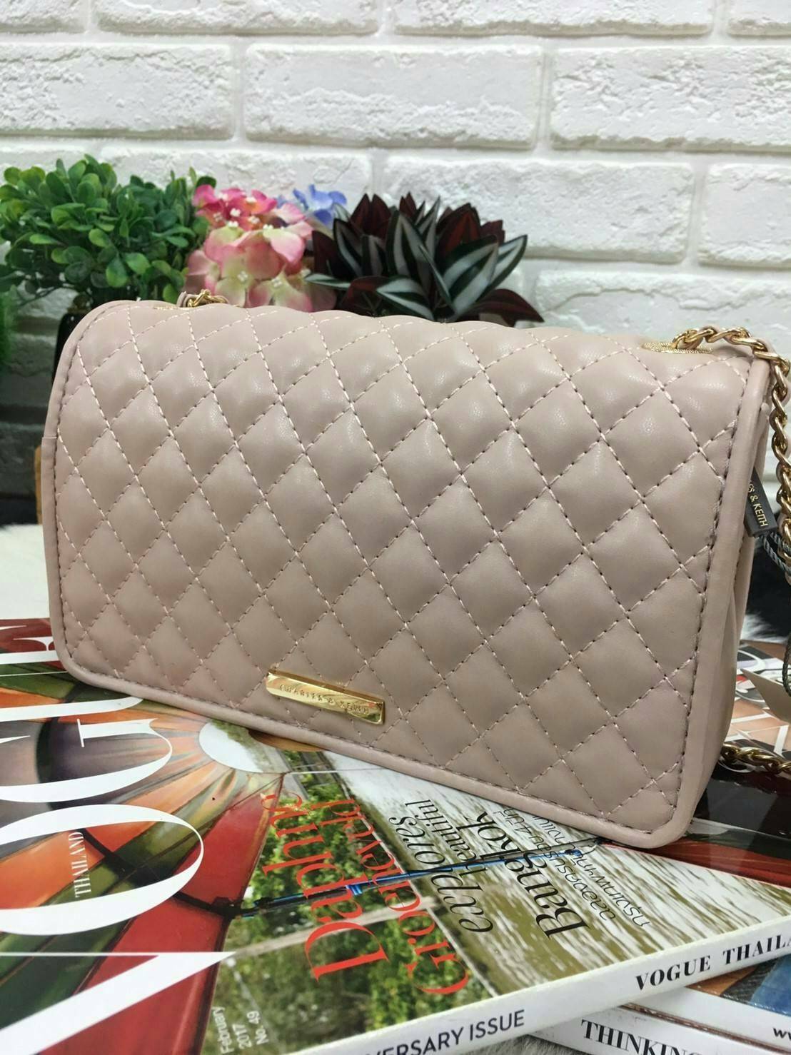 Charles&kieth quilted chain strap bag กระเป๋าขนาดมินิคลัช หนังPU เย็บตารางนูนทั้งใบ ด้านหน้าเปิด/ปิด แบบตัวบิดหมุน ด้านหลังมีโลโก้แบรนด์นูน ภายใน มีช่องใหญ่ ประกอบด้วย ช่องซิป ช่องการ์ด และมีช่องย่อย ใส่ของได้จุคุ้มสุด ๆ พกพาสะพายได้ทุกวัน น้ำหนักเบา จะสะ