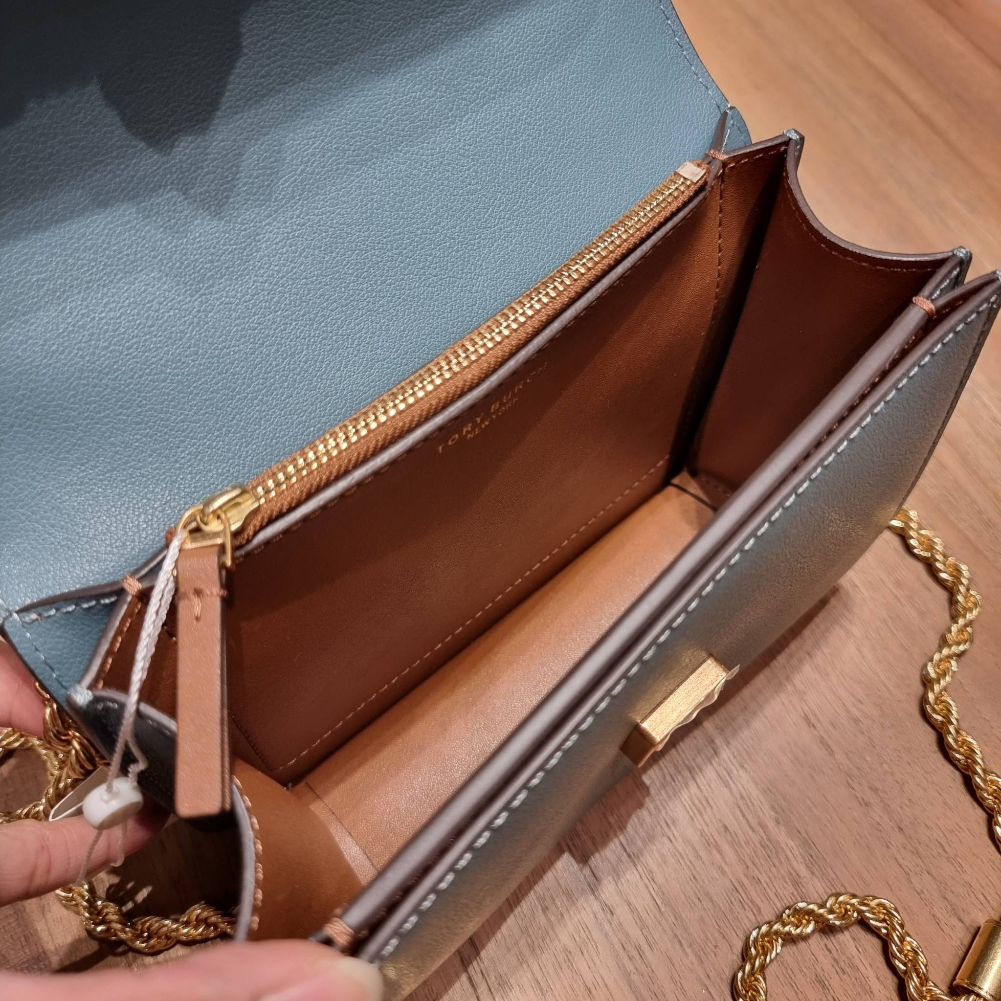 TORY BURCH ELEANOR TEXTURED SMALL CONVERTIBLE SHOULDER BAG สีใหม่!! ฮอตไอเท็ม รุ่นนี้ขายดีขายหมด สวยหรู คุณหนู ผู้ดี!! หายากมาก กระเป๋าสะพายข้าง ดีไซน์อยู่ทรง ขนาดกำลังสะดวกใช้สำหรับสาว วัสดุหนังแท้เต็มใบ ผิวมีเทกเจอร์ อัพเวลความหรู สีทูโทน เปิด-ปิดด้วยแถ