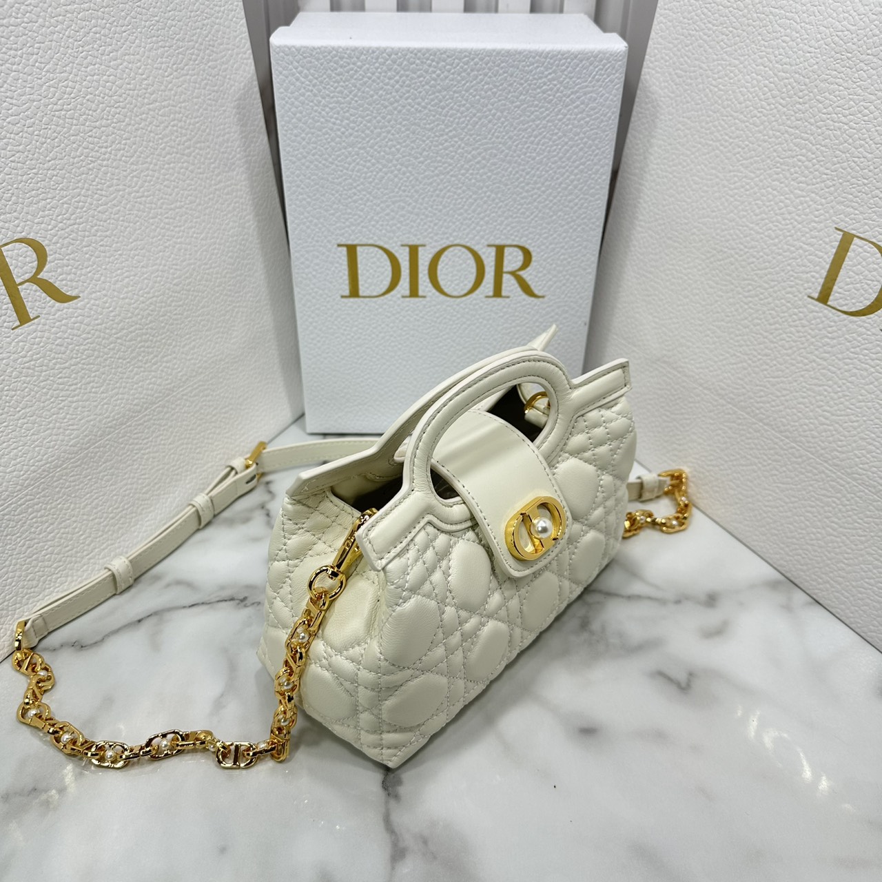 ORI หนังแท้ | Dior Jolie Top Handle Mini Bag กระเป๋าสะพายโจลี่ไซส์มินิหูจับในตัว ดีไซน์หรูหรา โดดเด่นด้วยฝาพับโลหะสีทอง ประดับมุกเรซินสีขาว มาพร้อมสายโซ่มีหนังรองบ่า สะพายไหล่หรือสะพายข้างได้ ทั้งกลางวันและกลางคืน