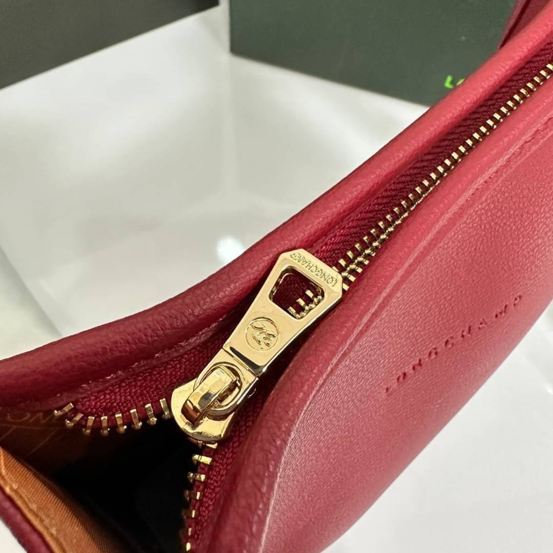 LONGCHAMP LE FOULONNÉ CROSSBODY BAG กระเป๋าสะพายที่เรียบง่ายและดูดี การออกแบบที่คล่องตัวของรุ่นนี้เหมาะอย่างยิ่งสำหรับผู้หญิงที่มีบุคลิกที่ต้องการกระเป๋าสไตล์แบบเรียบง่าย